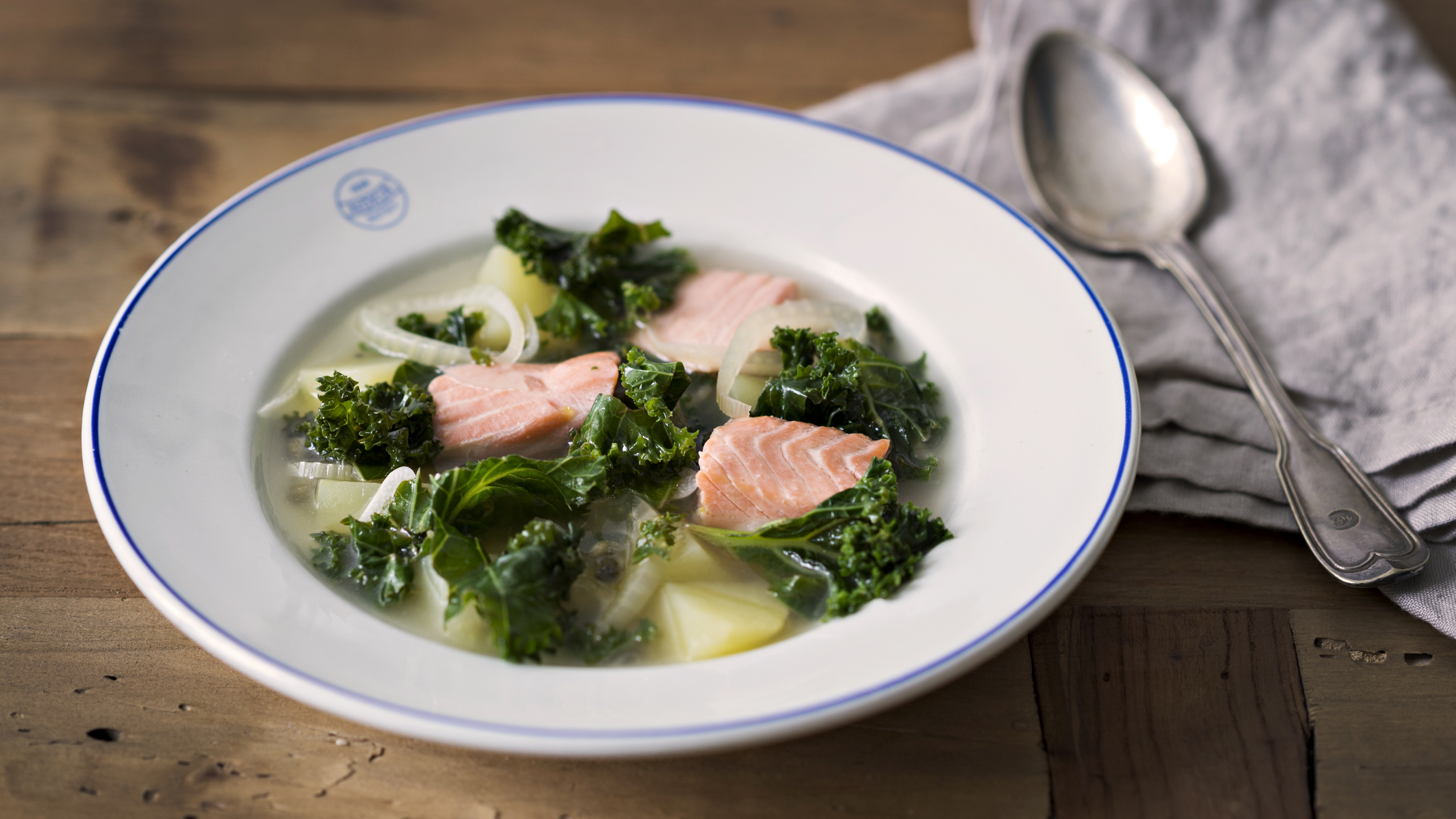 Kirkas lehtikaali-lohikeitto