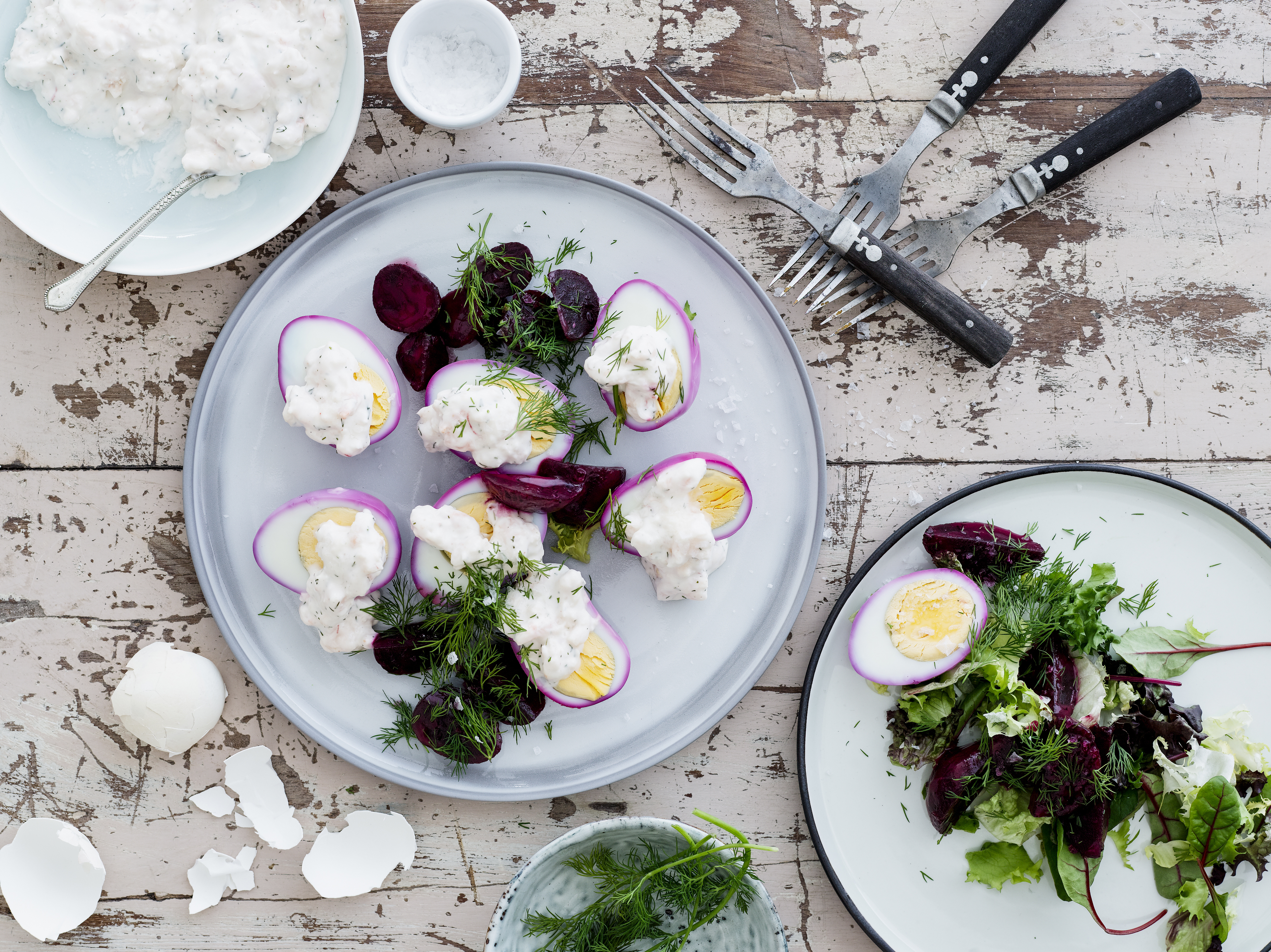 Punajuurella värjätyt kananmunat