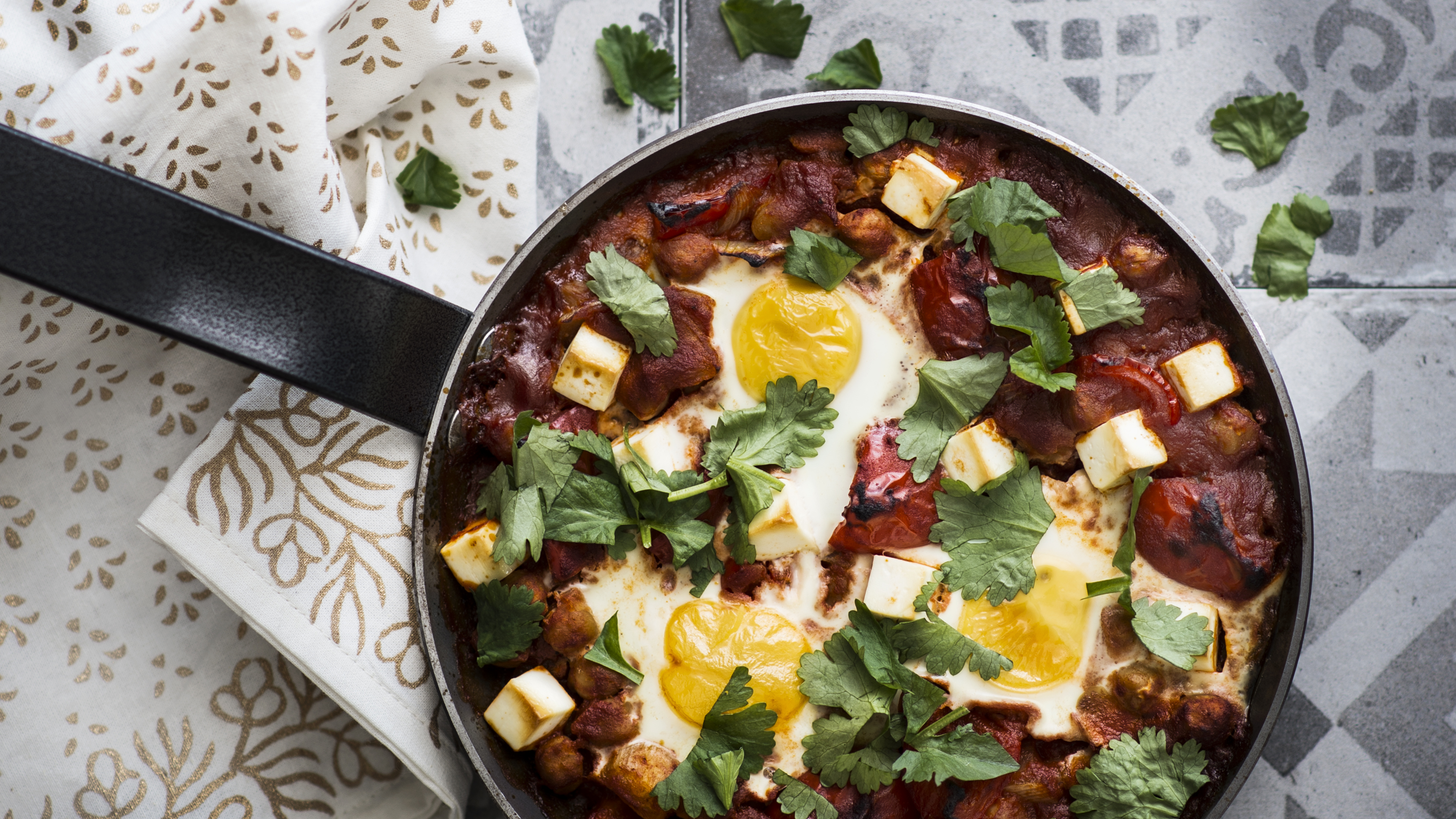 Tomaatti-kananmunapannu eli shakshuka