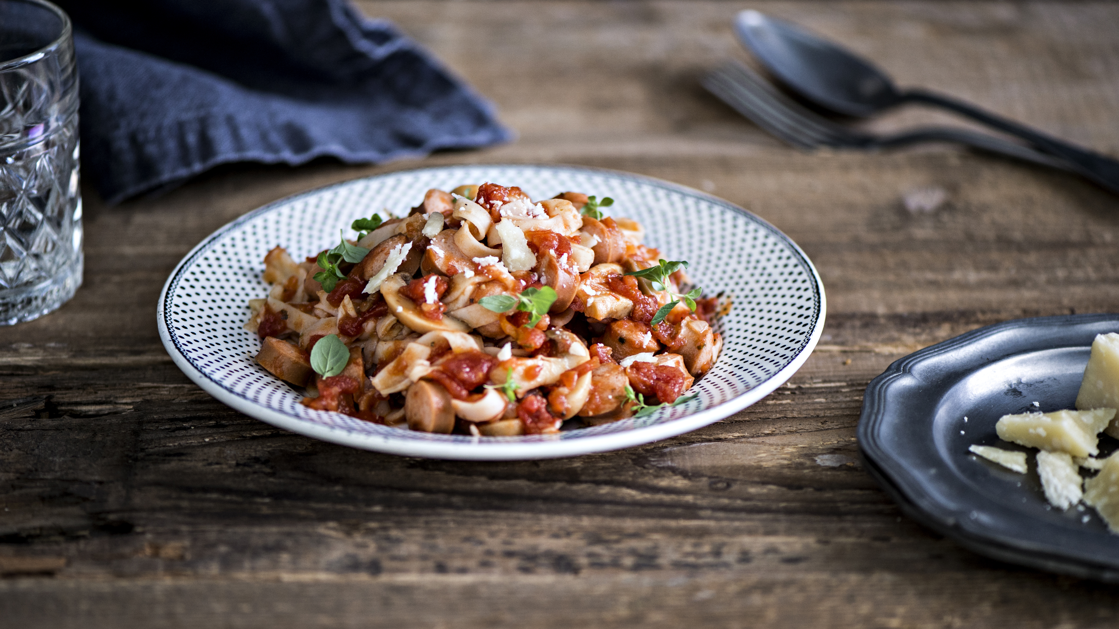 Tomaattinen nakkikastike