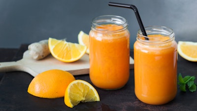 Appelsiini-porkkana-inkiväärimehu