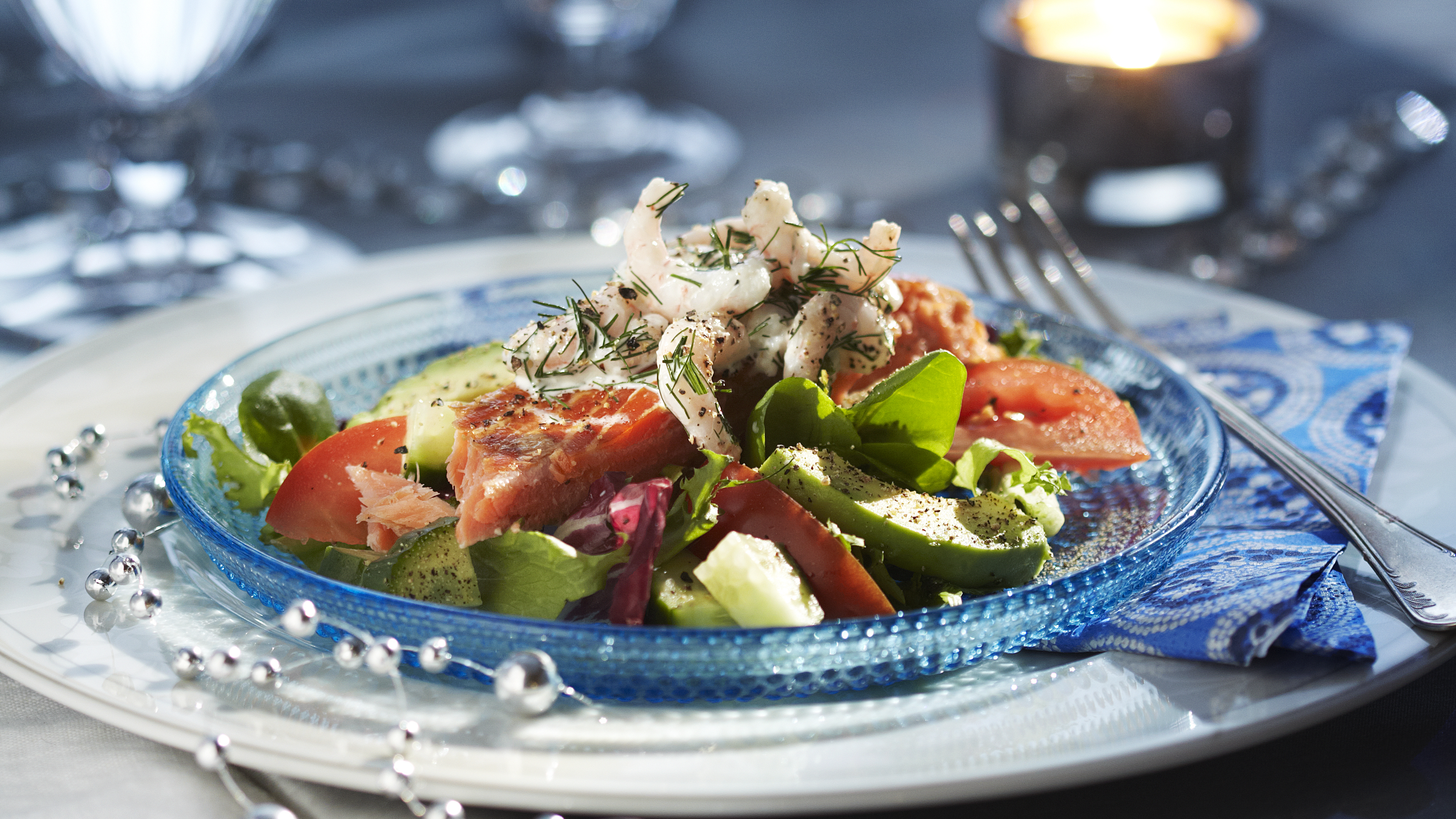 Lohisalaatti ja katkarapuaioli