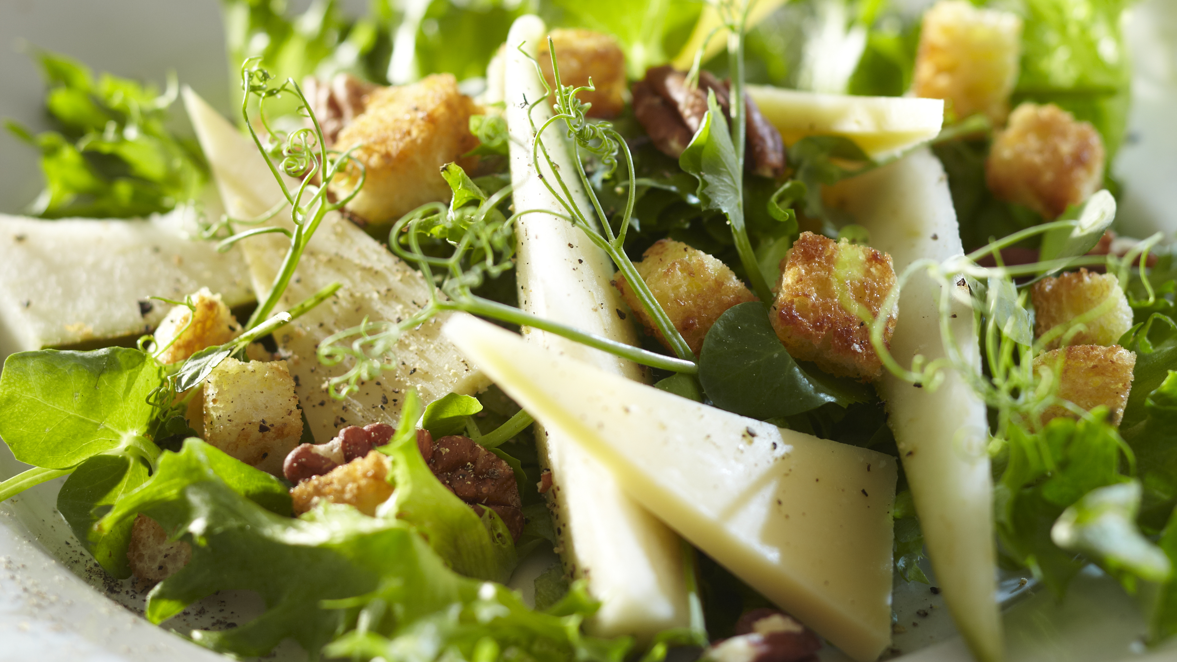 Emmental-päärynäsalaatti