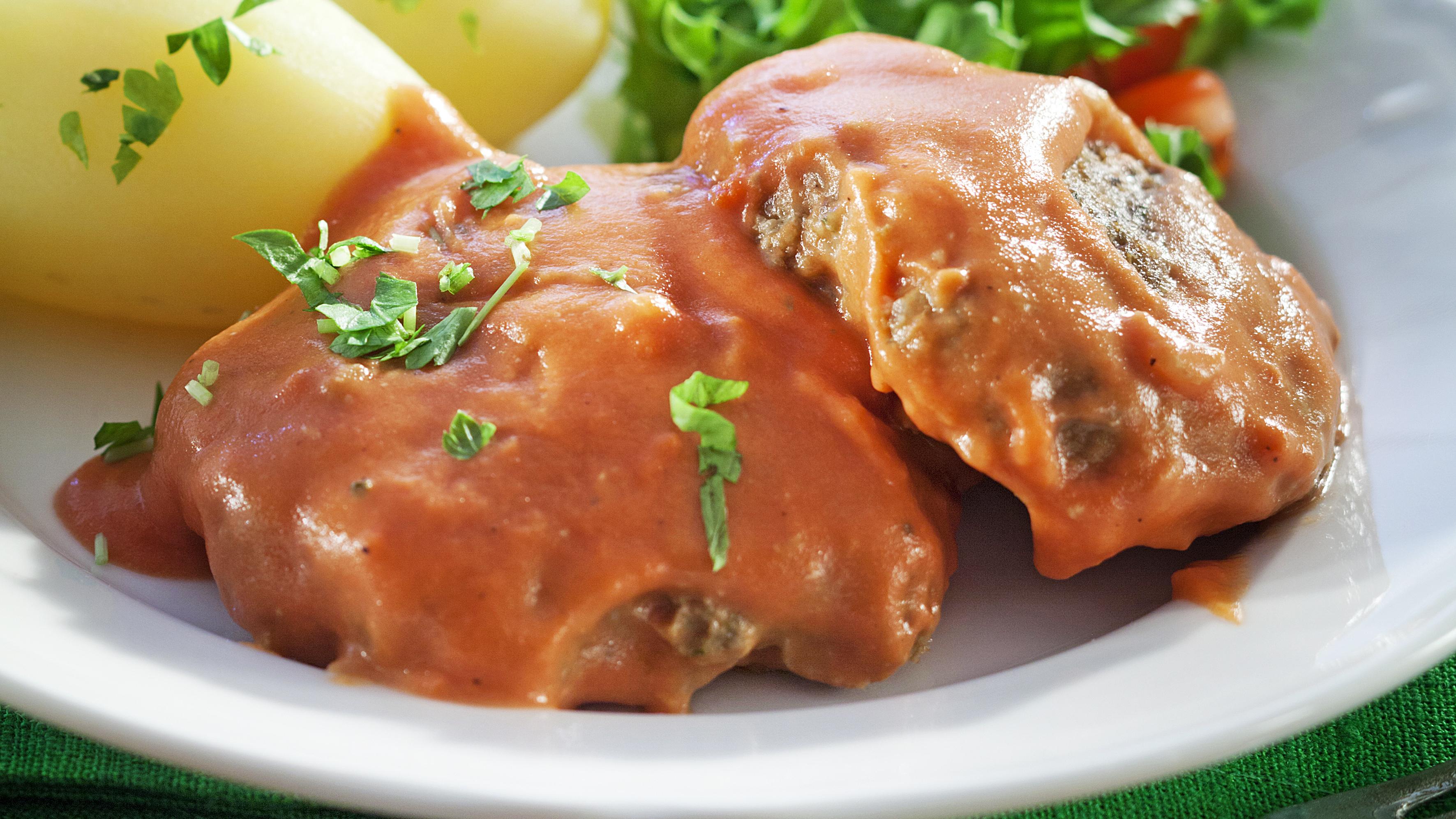 Pestojauhelihapihvit tomaattikastikkeessa