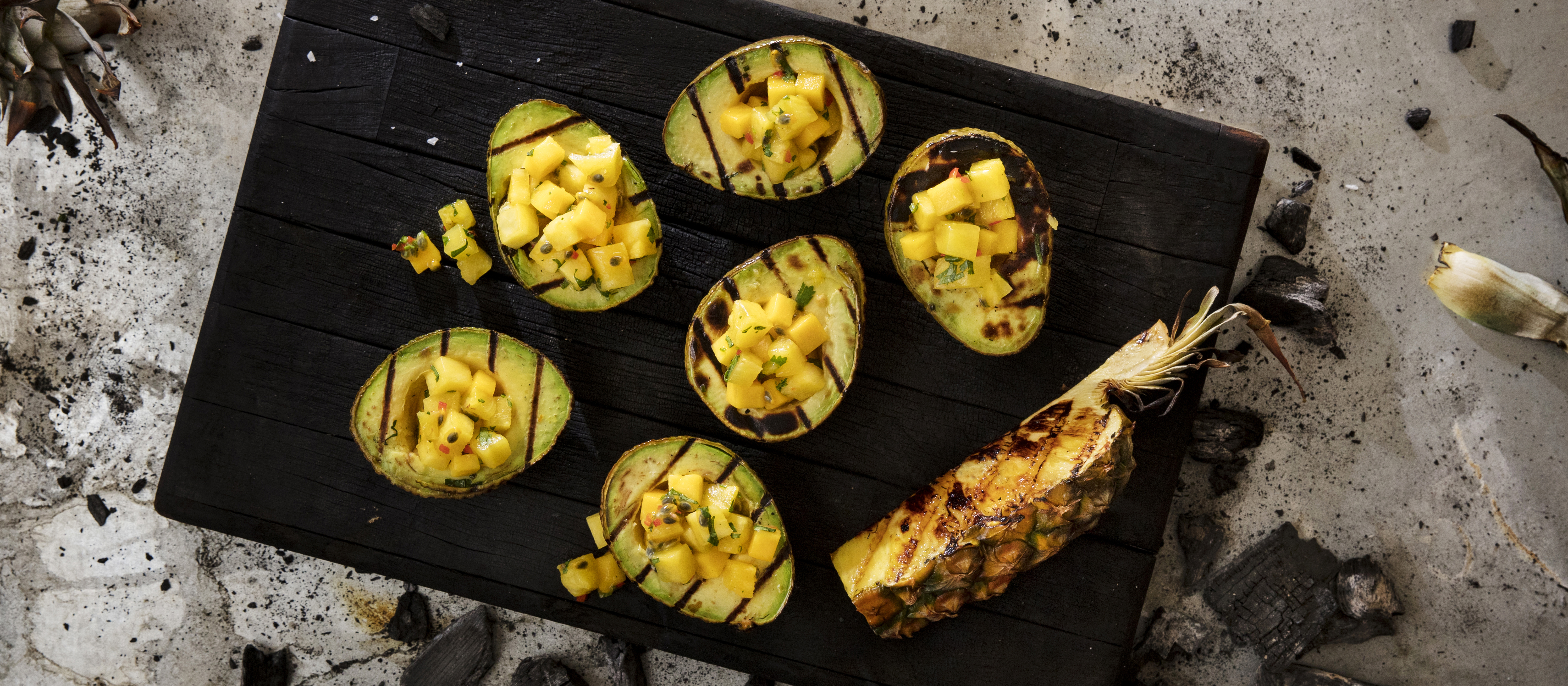 Grillattu avokado ja hedelmäsalsa