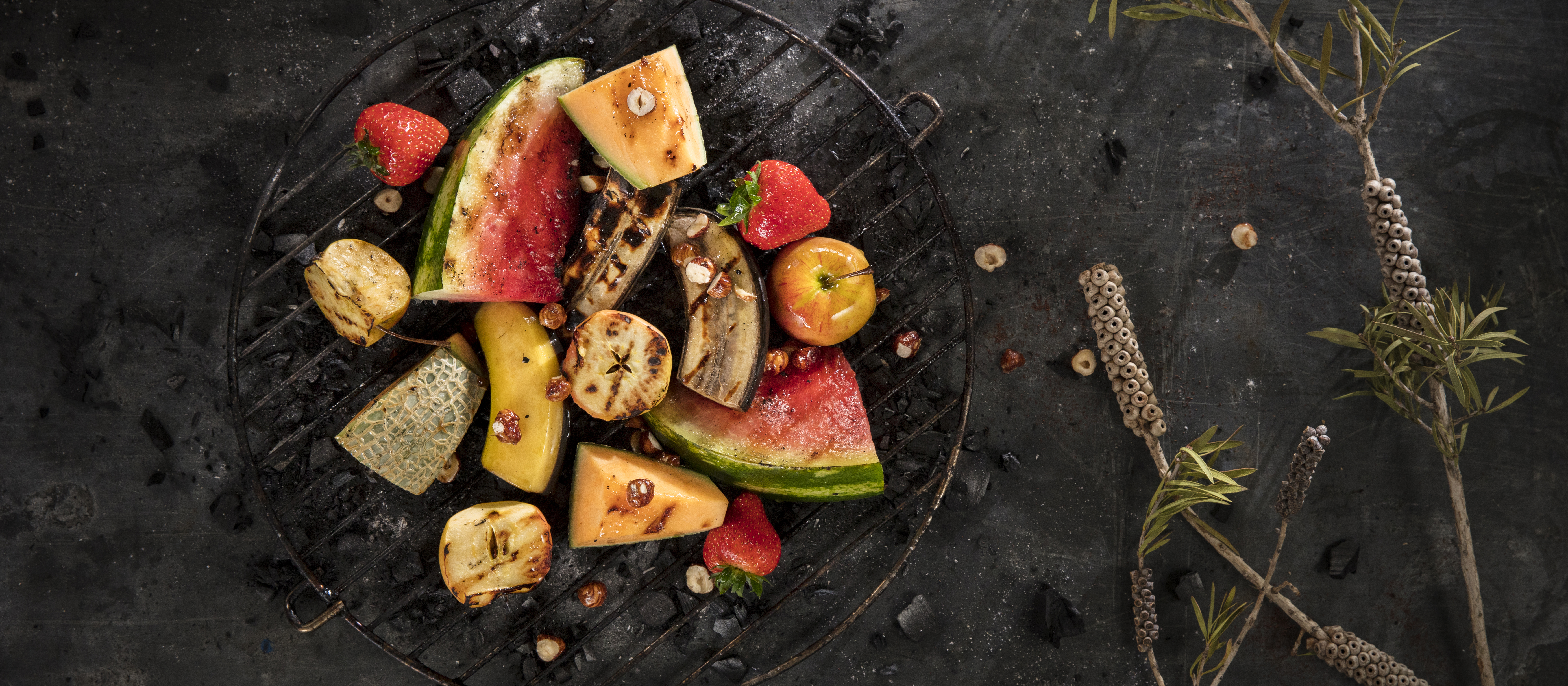 Grillattu hedelmäsalaatti ja karamellisoidut hasselpähkinät