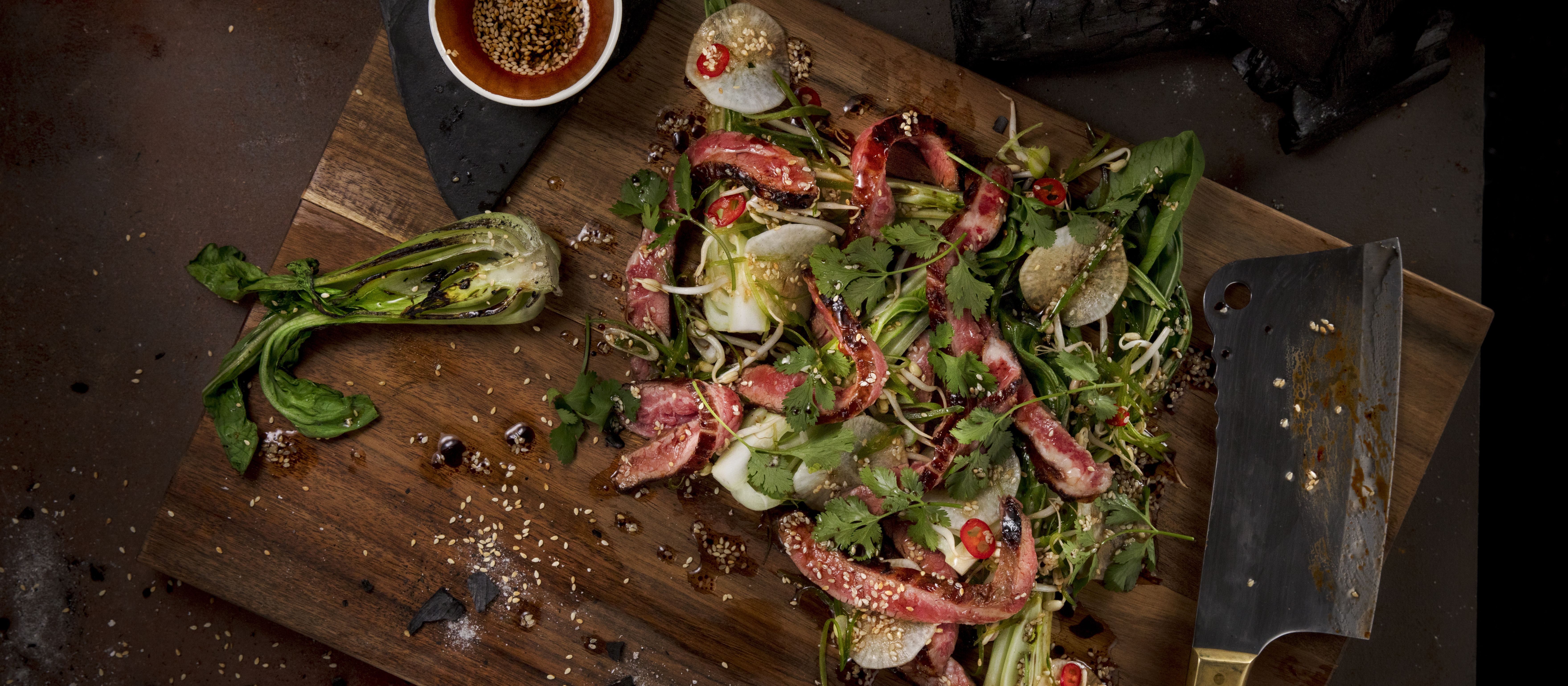 Kokonaisena grillattu naudan kuve