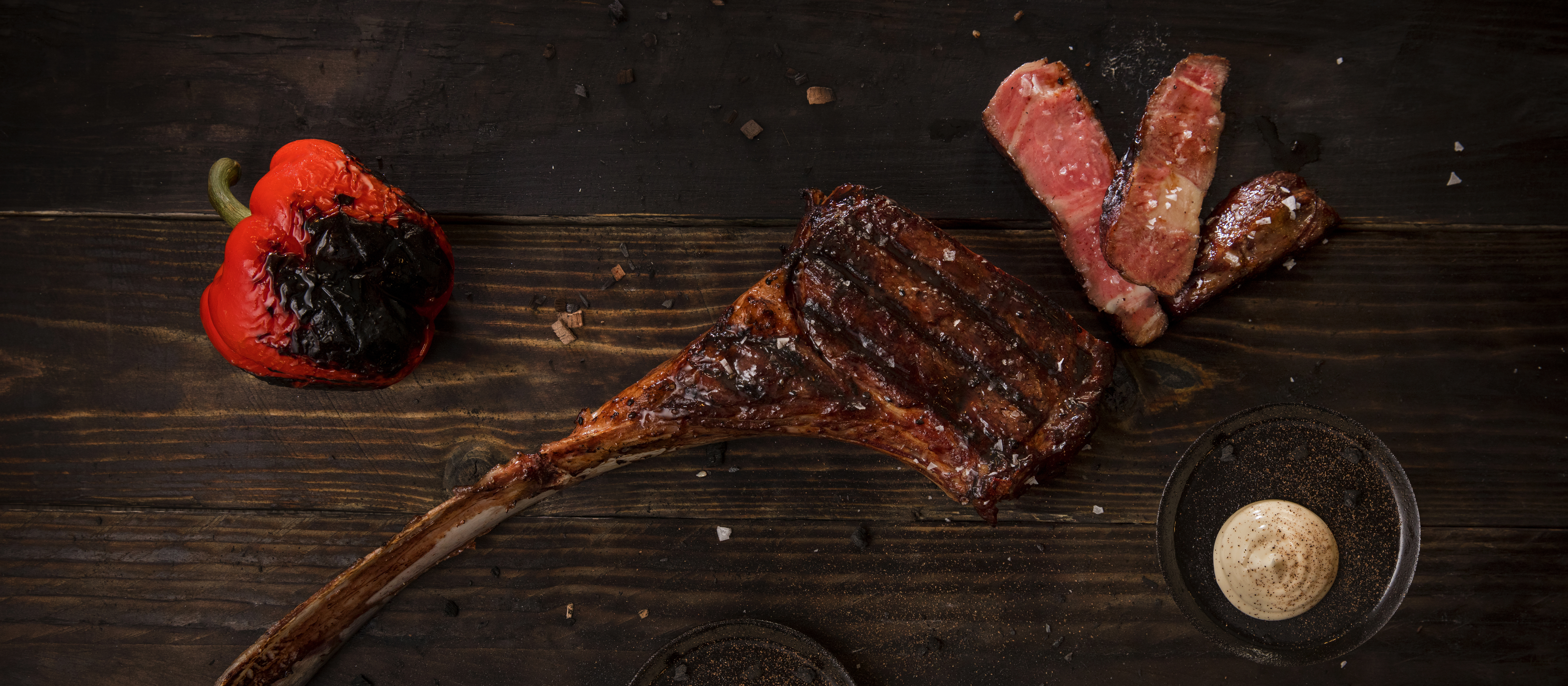 Tomahawk pihvi grillissä