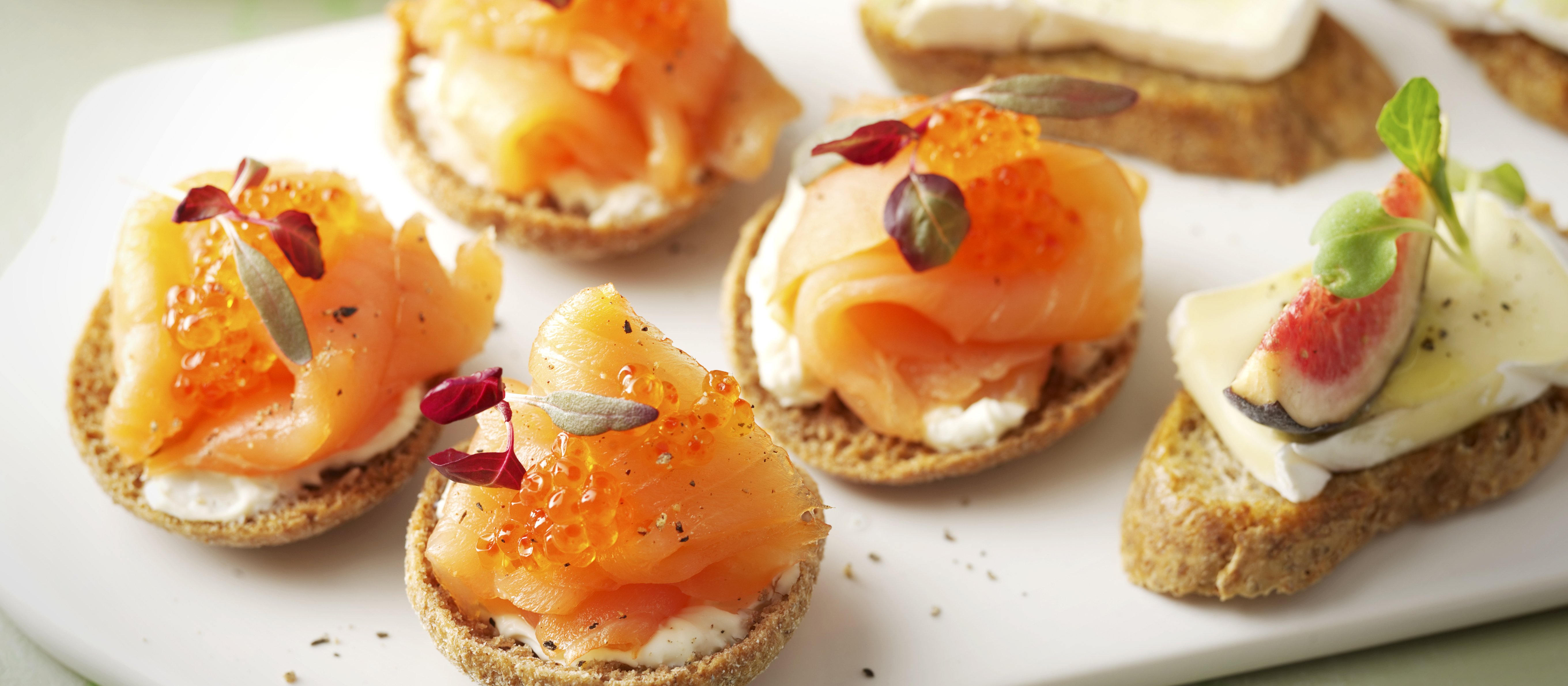 Lohialkupalaleivät ja Brie crostinit