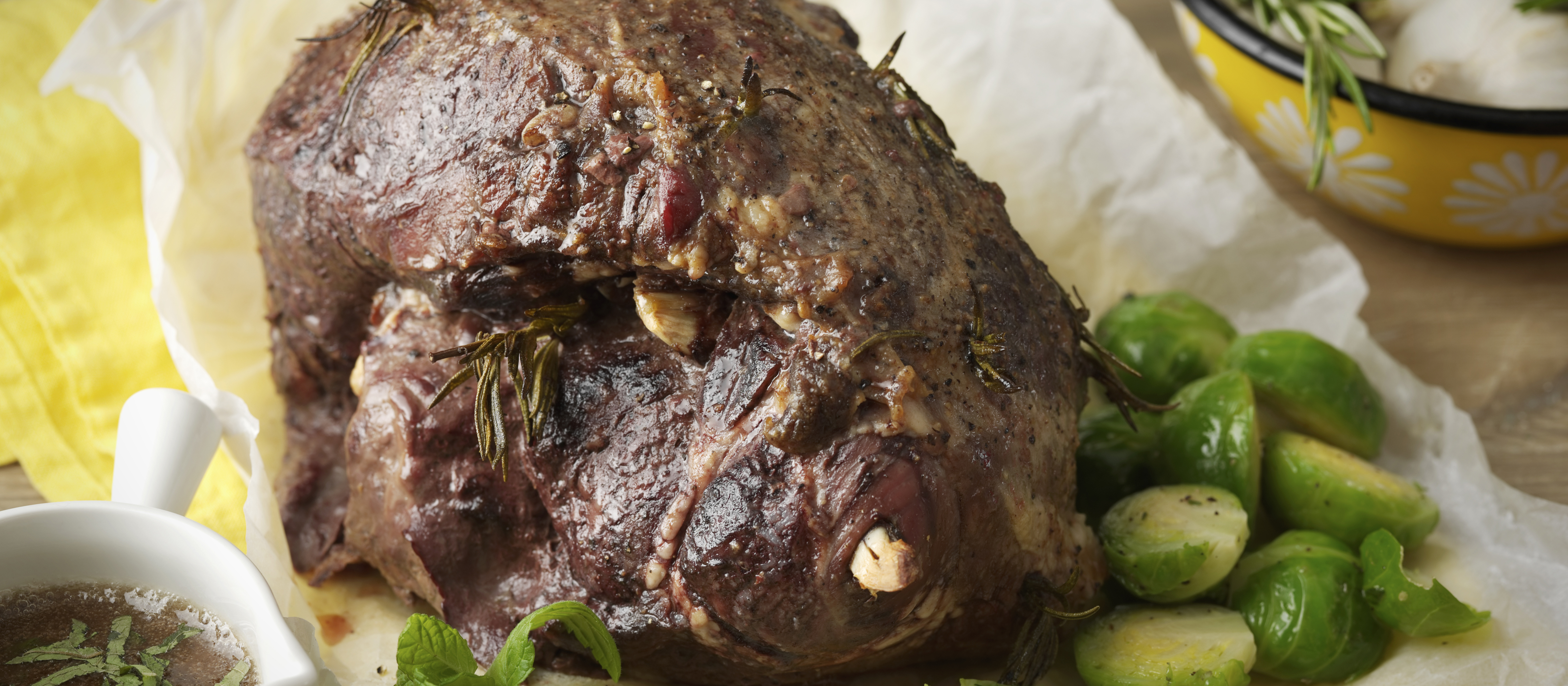 Lampaan luuton paisti minttukastikkeella