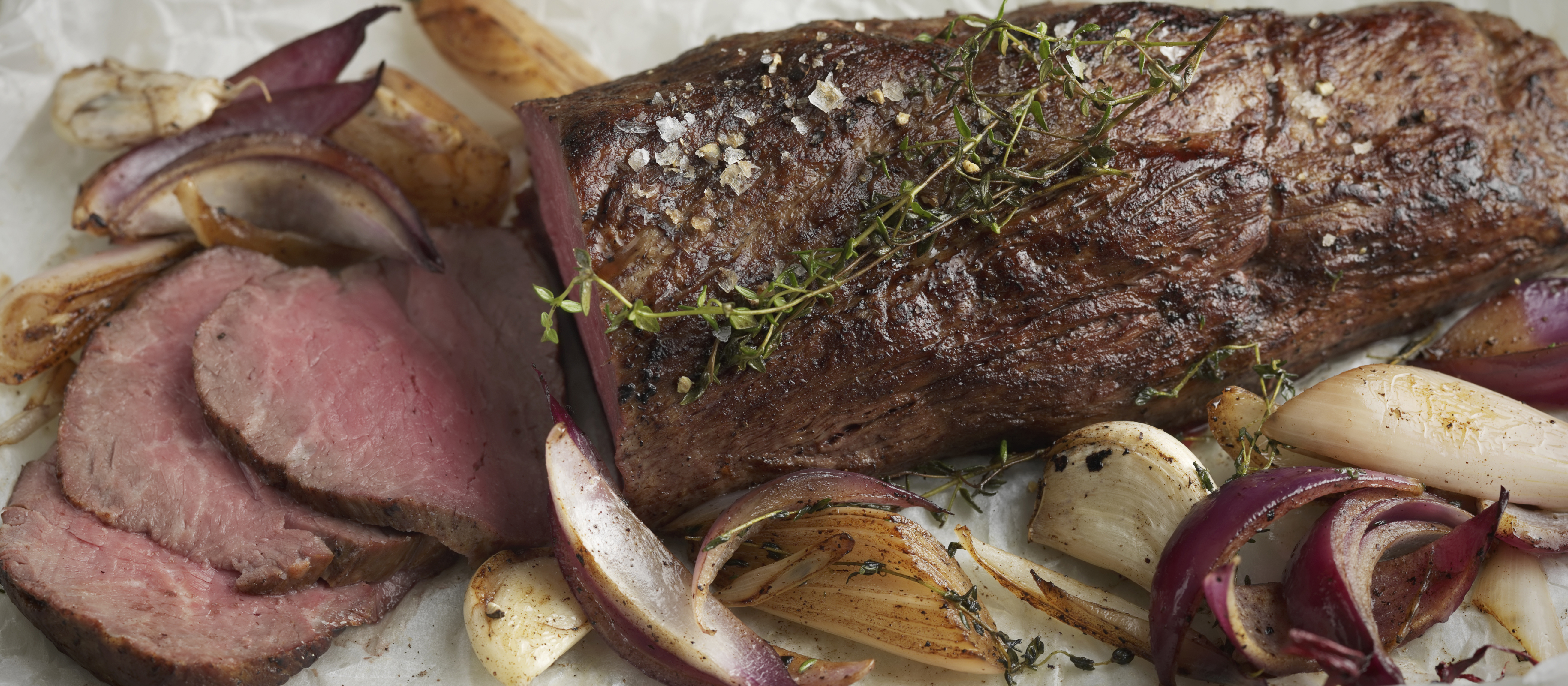 Naudan sisäfilee ja paahdetut sipulit