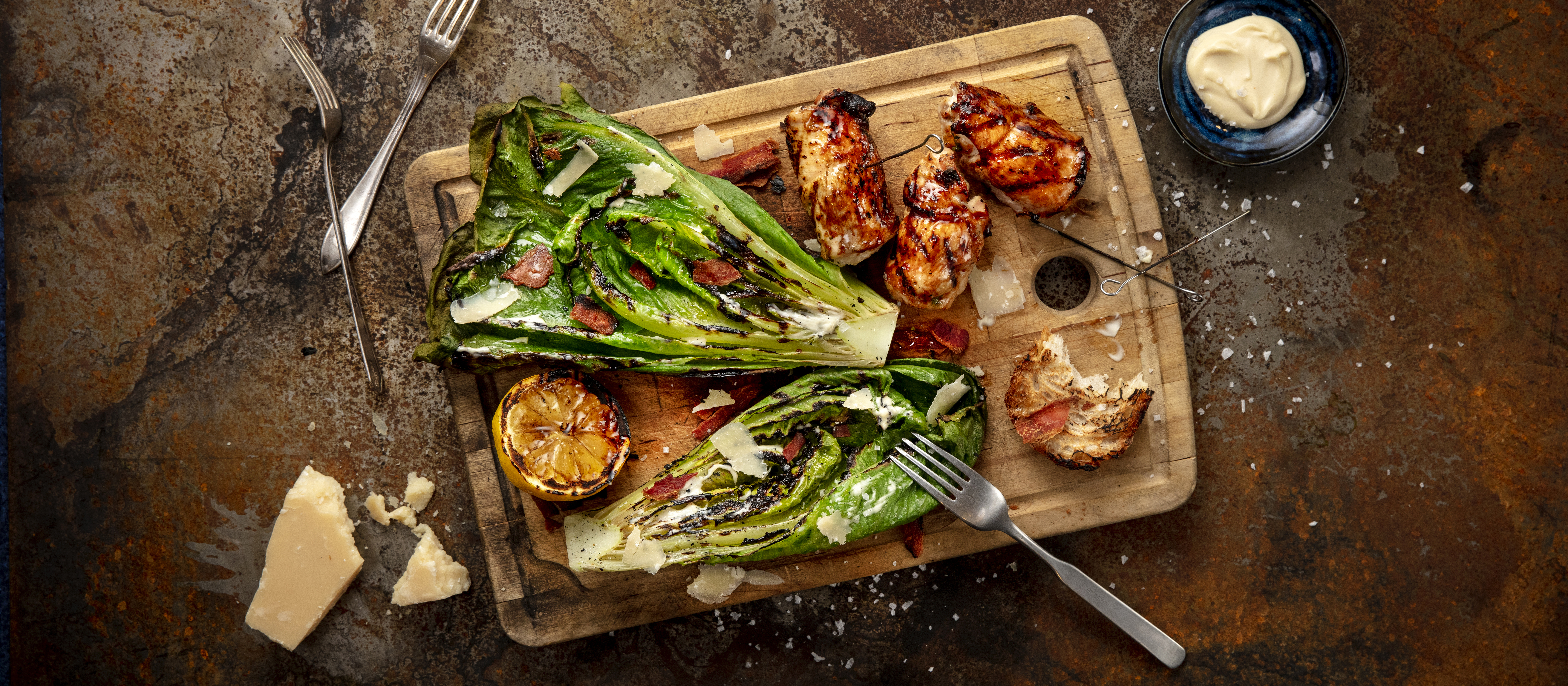 Grillattu salaatti ja pestokana