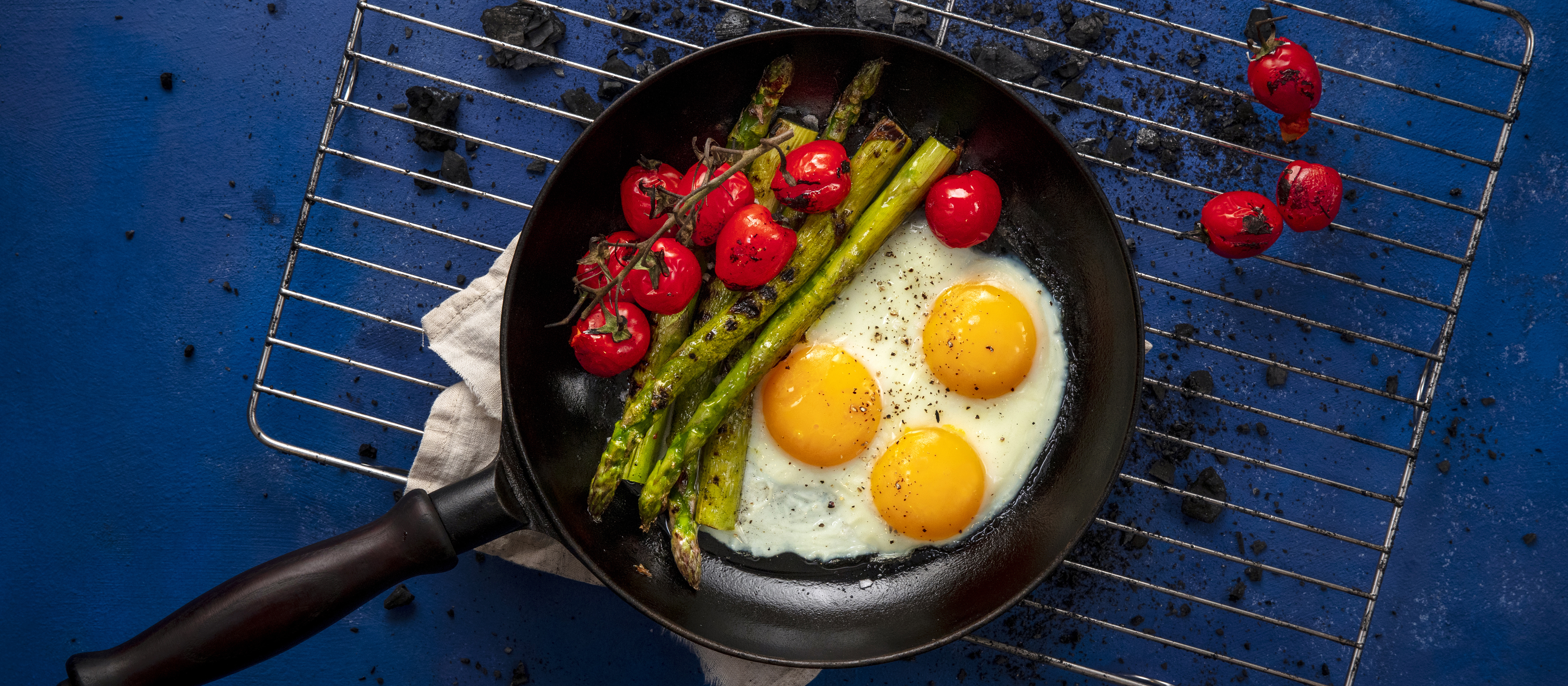 Paistetut kananmunat ja parsa grillissä