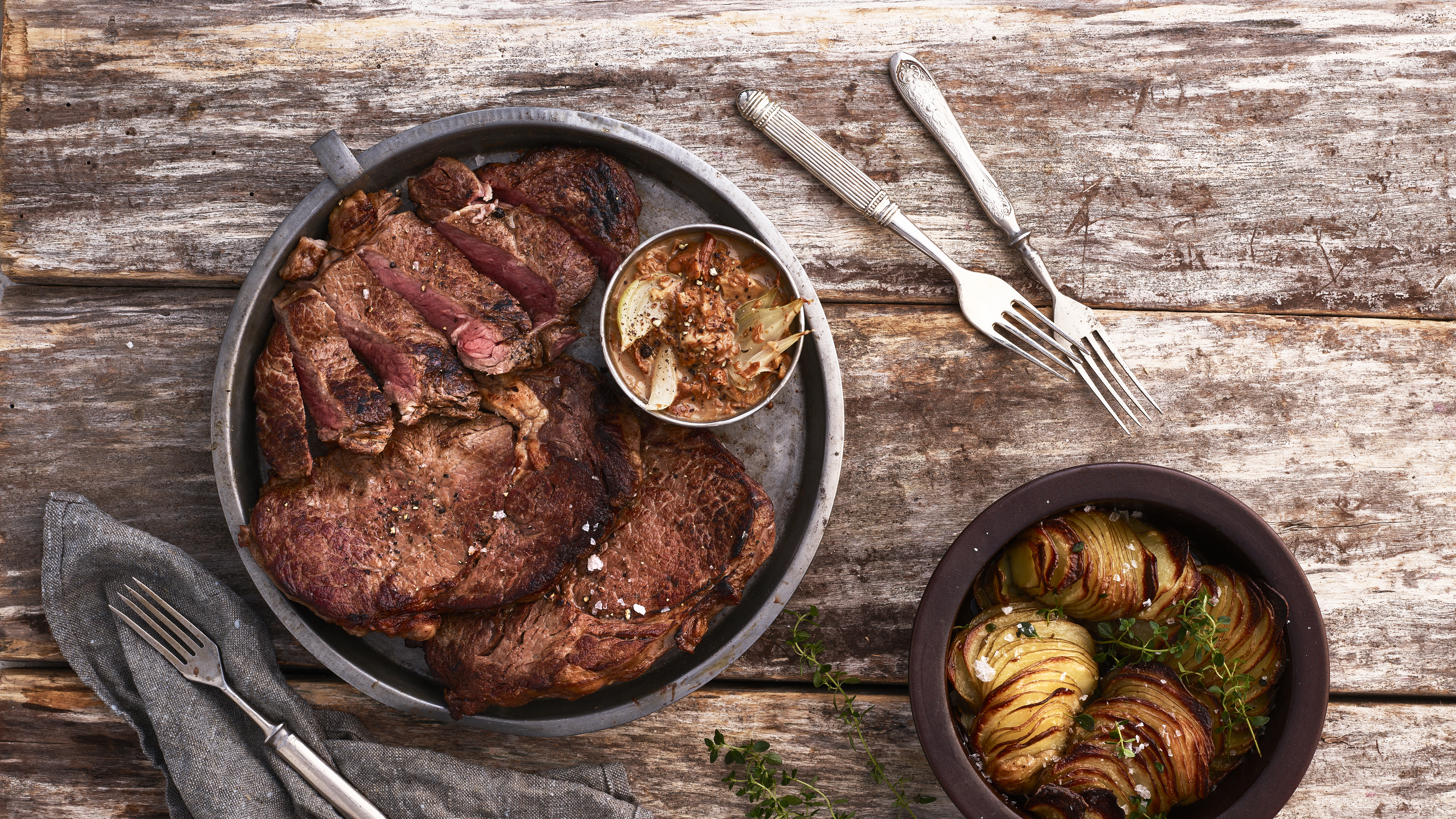 Entrecôtepihvit, sienikastike ja uunipaahdetut viipaleperunat