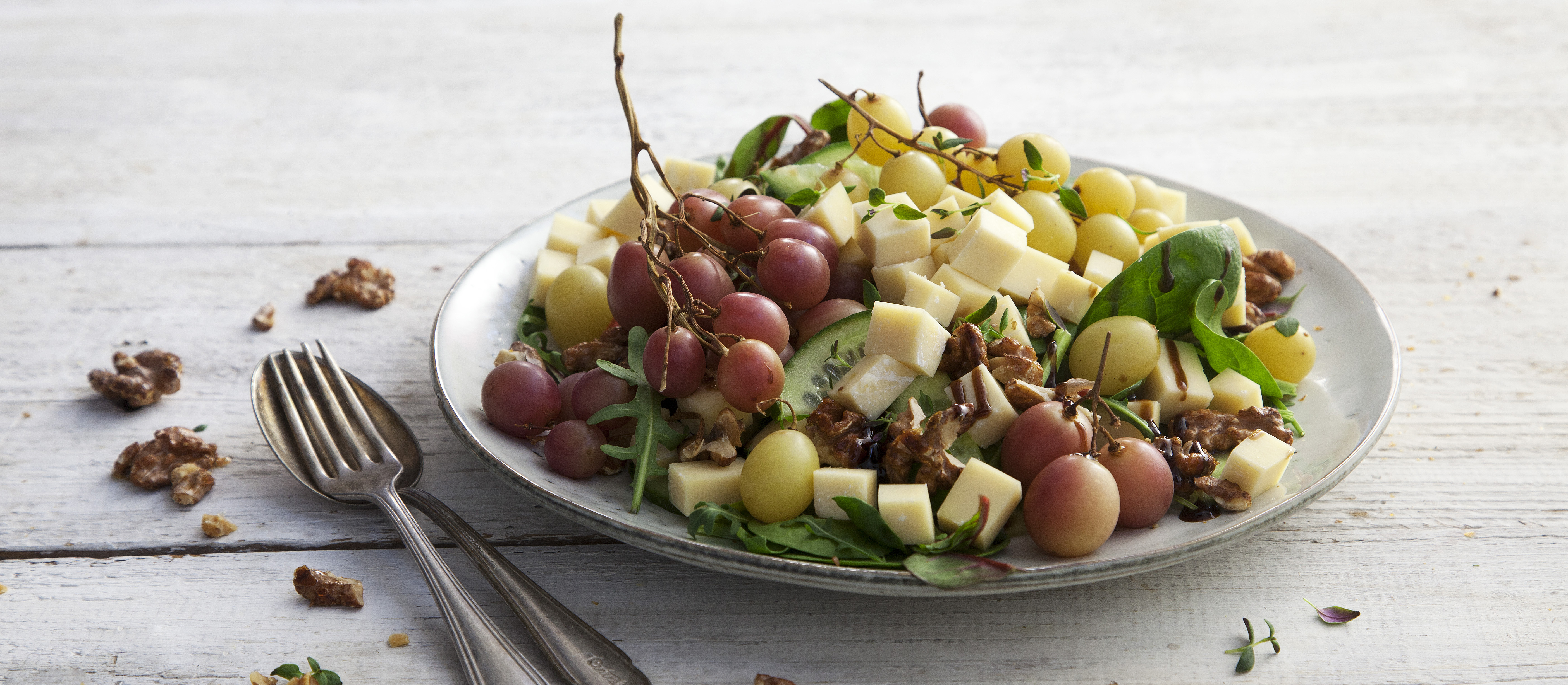 Juustosalaatti emmentalista ja paahdetuista viinirypäleistä