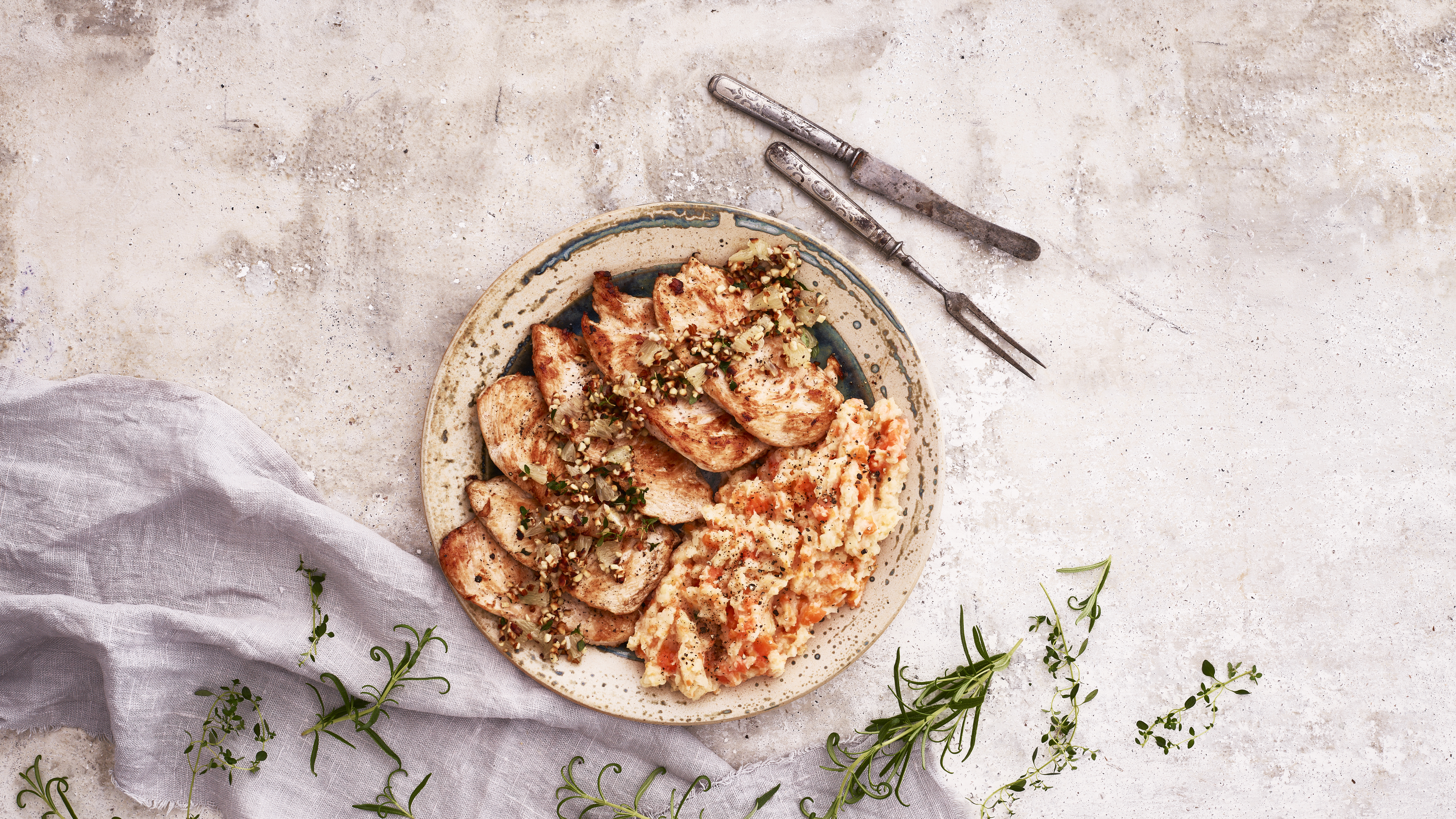 Timjami-sitruunamaustetut broilerin minuuttipihvit ja juuresmuusi