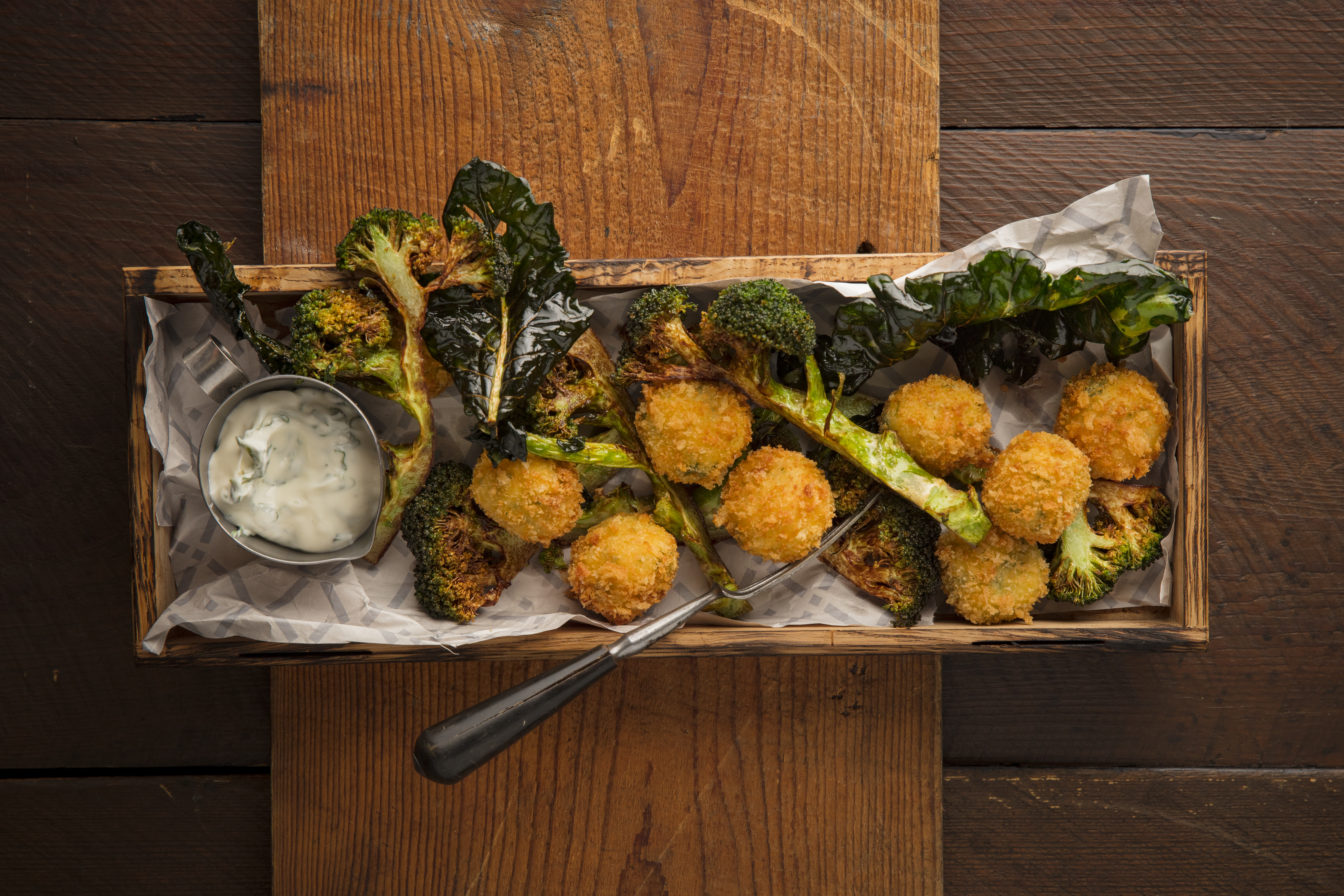 Friteeratut perunapallot ja parsakaalit