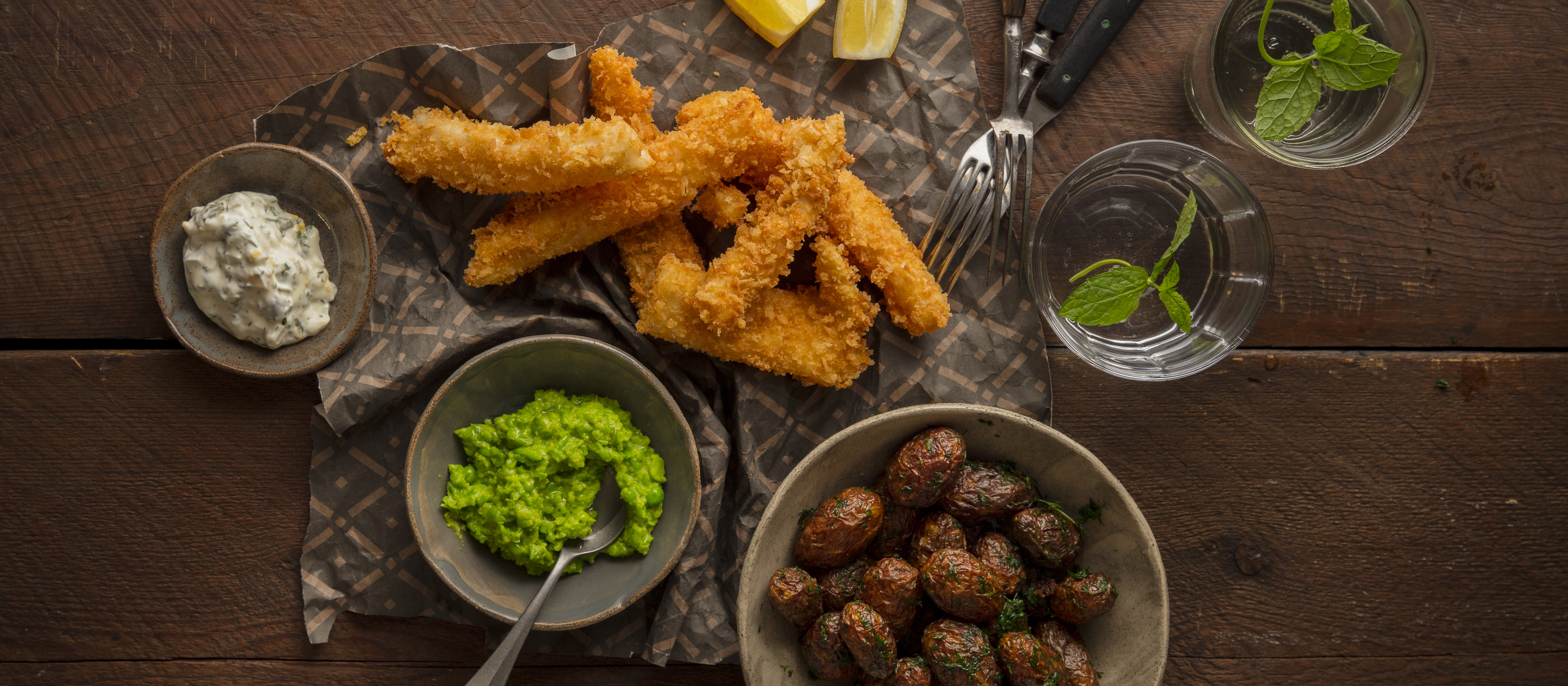 Itsetehdyt kalapuikot ja frittiperunat