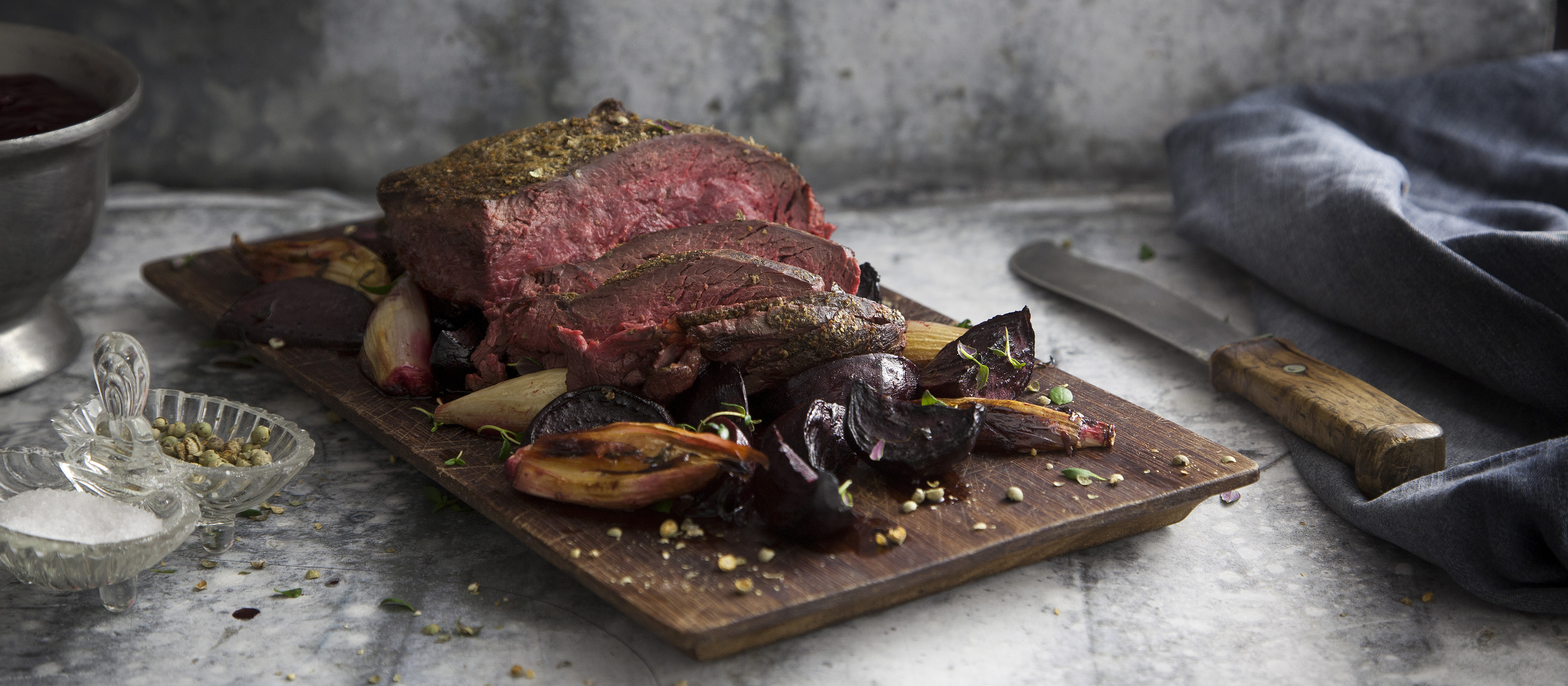 Poron paahtopaisti punajuuripedillä