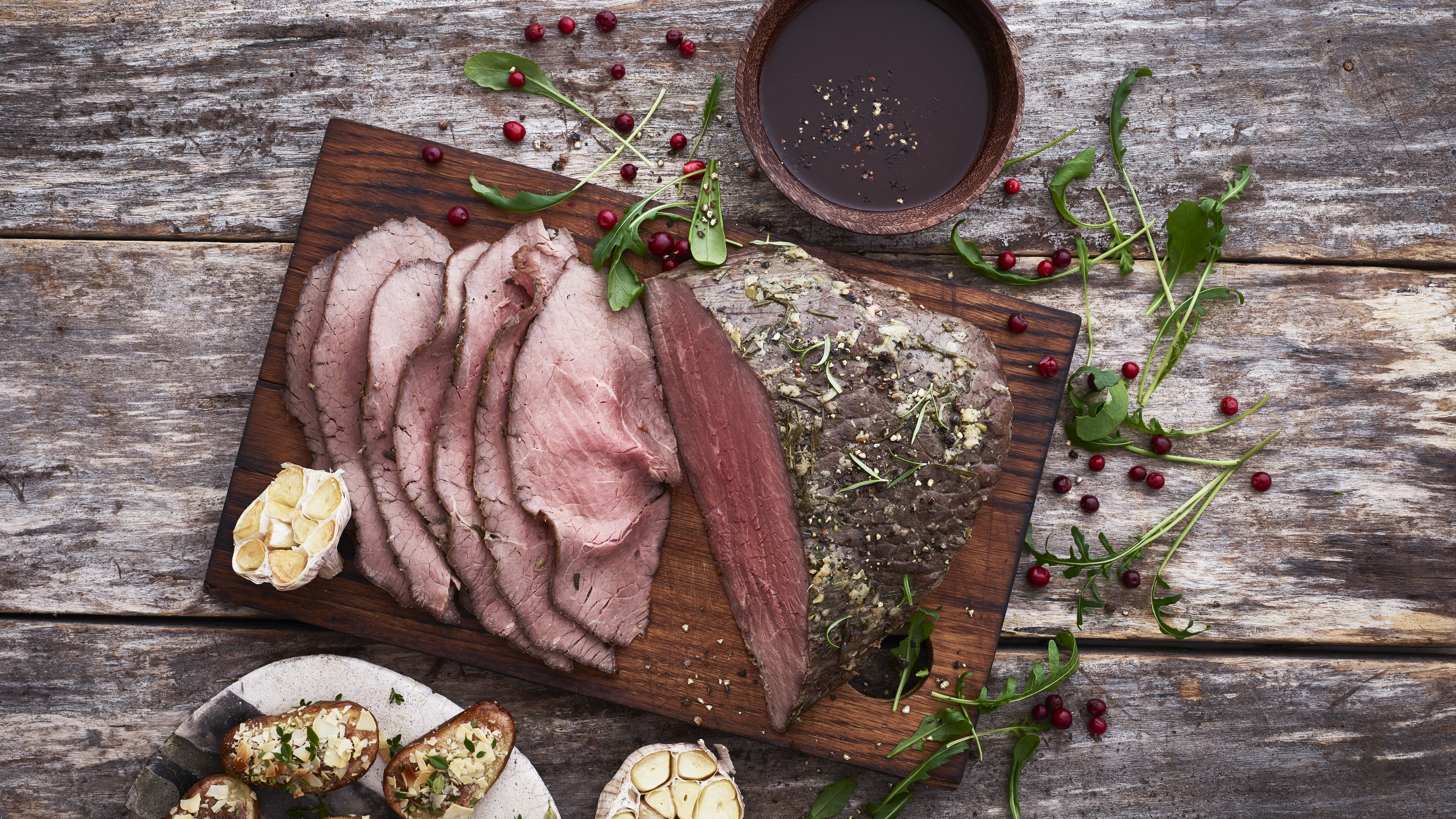 Rosmariini-valkosipulimarinoitu naudansisäpaisti ja manteliperunat