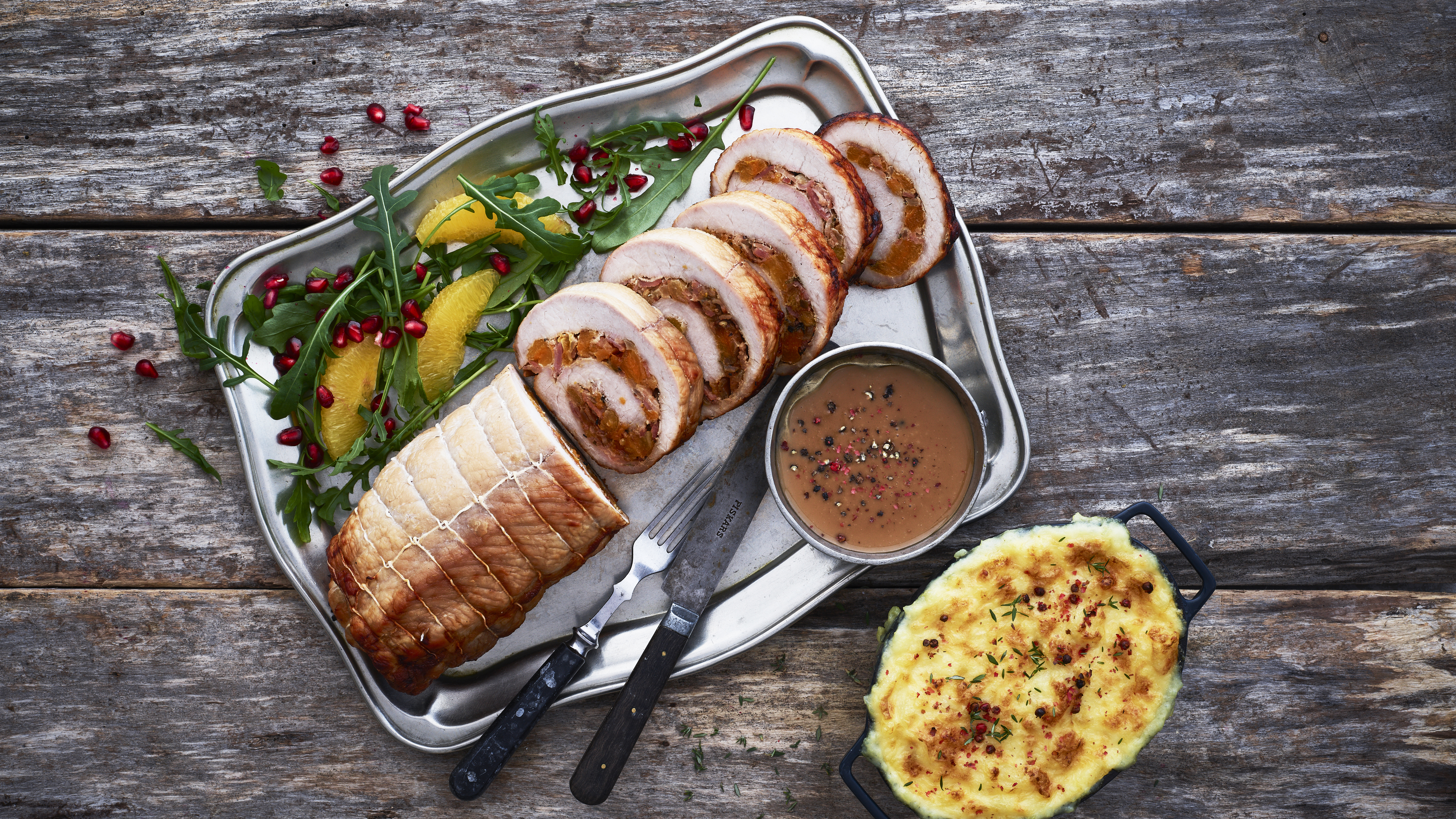 Pekonilla ja aprikoosilla täytetty porsaan ulkofilee