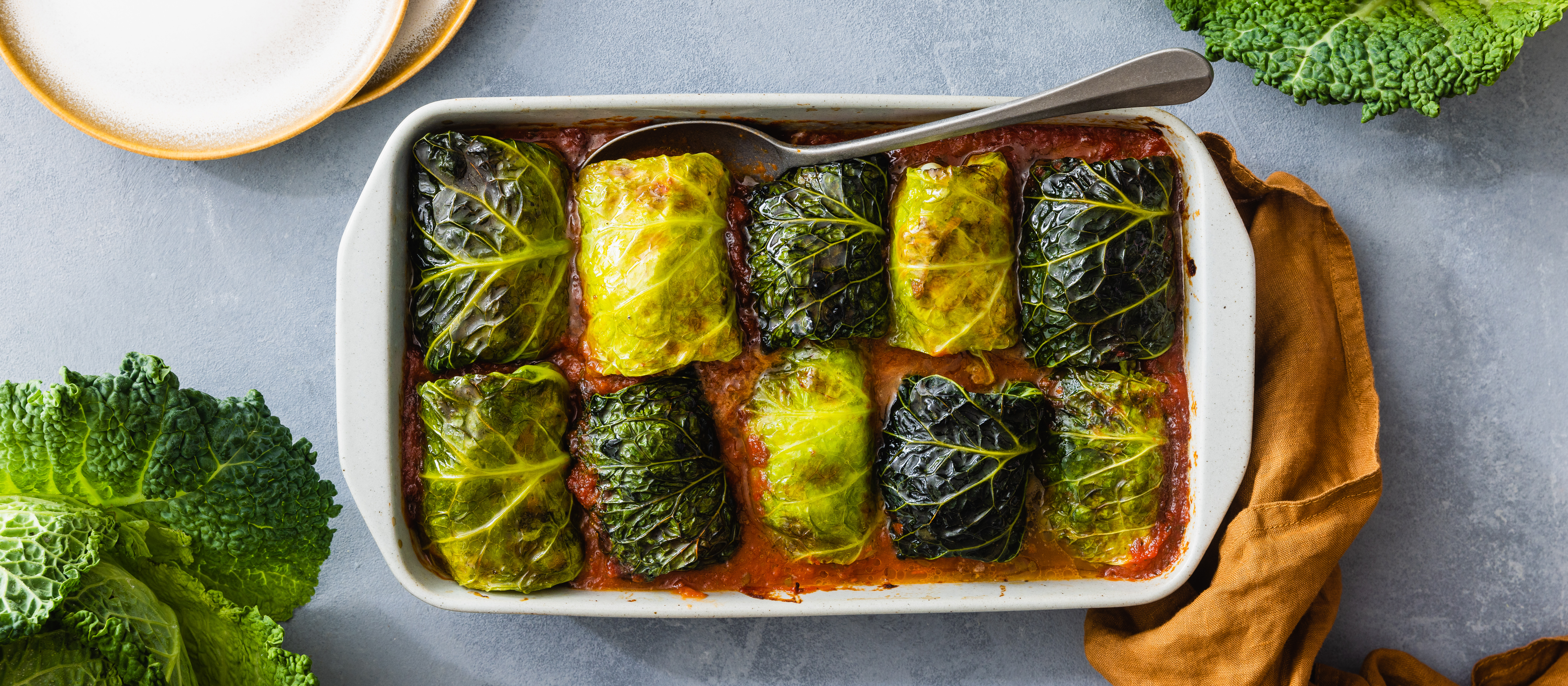 Kaalicannellonit eli kaalikääryleet tomaattikastikkeessa