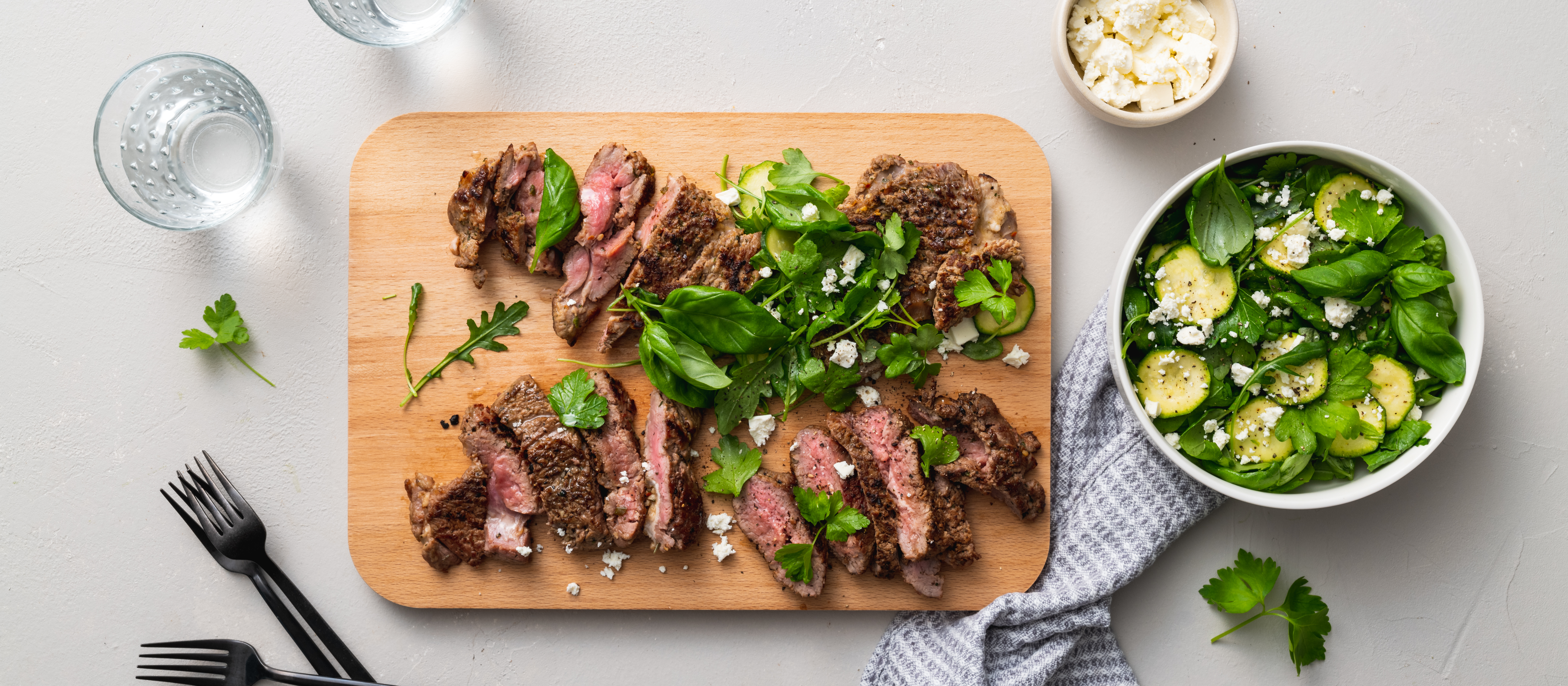 Karitsan grillipihvit ja yrttisalaatti