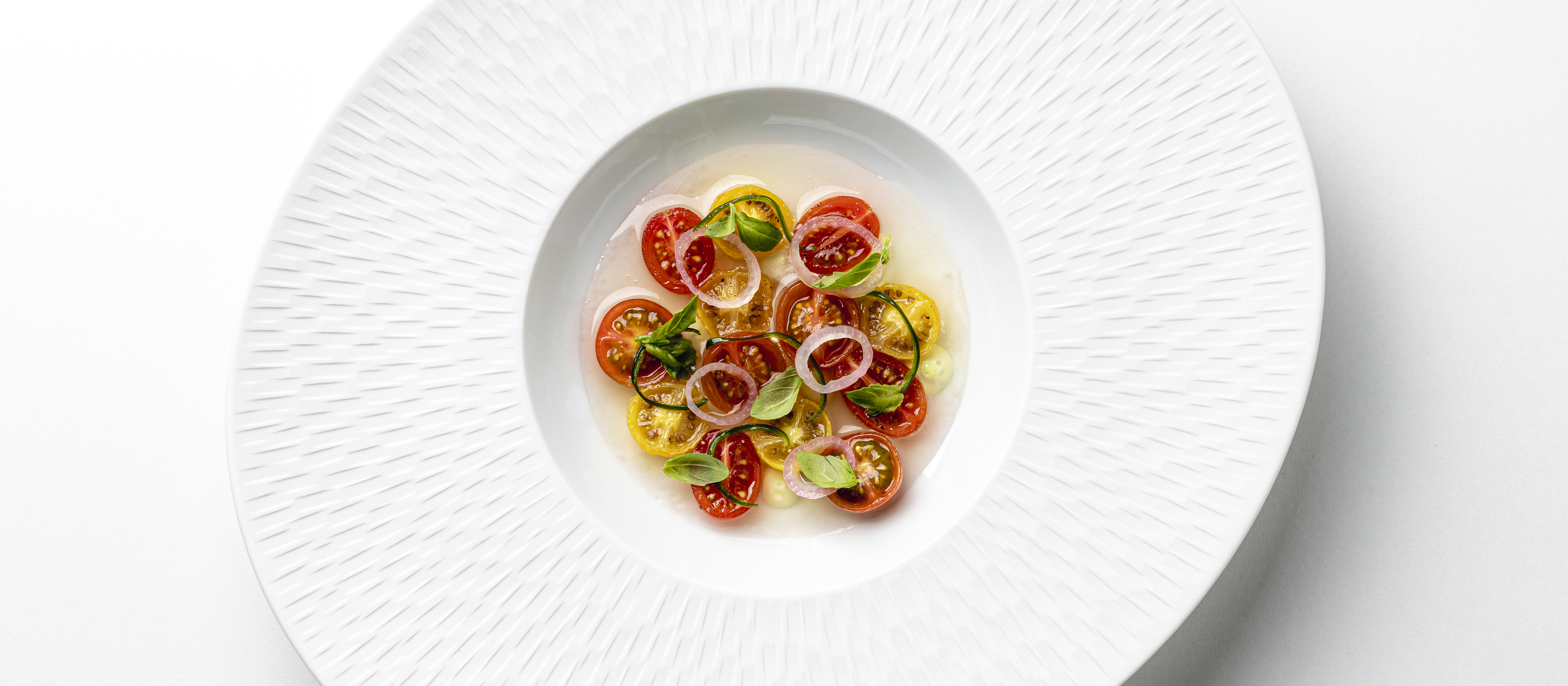 Kirsikkatomaattia ja tomaattiliemi