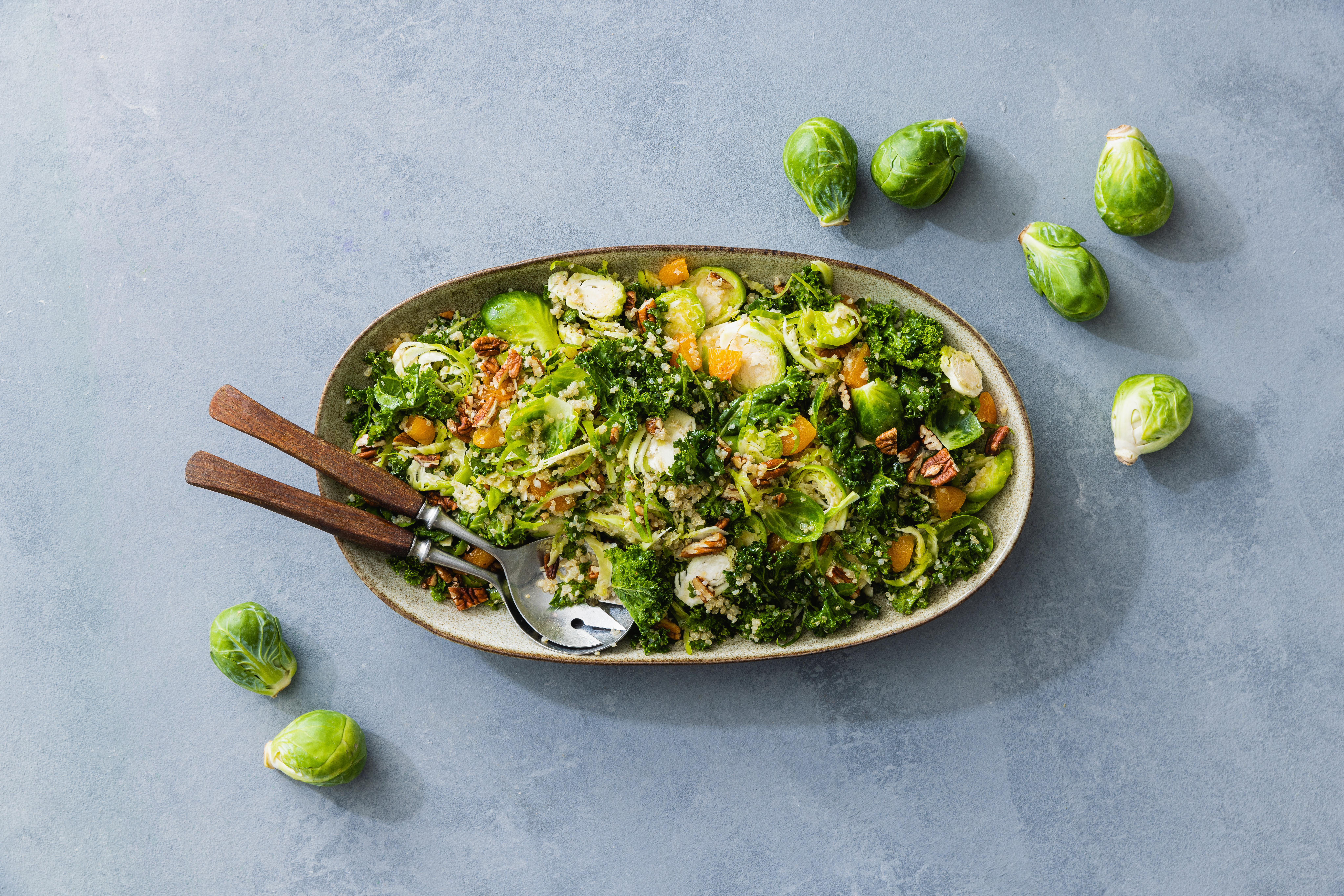 Kvinoa-ruusukaalisalaatti