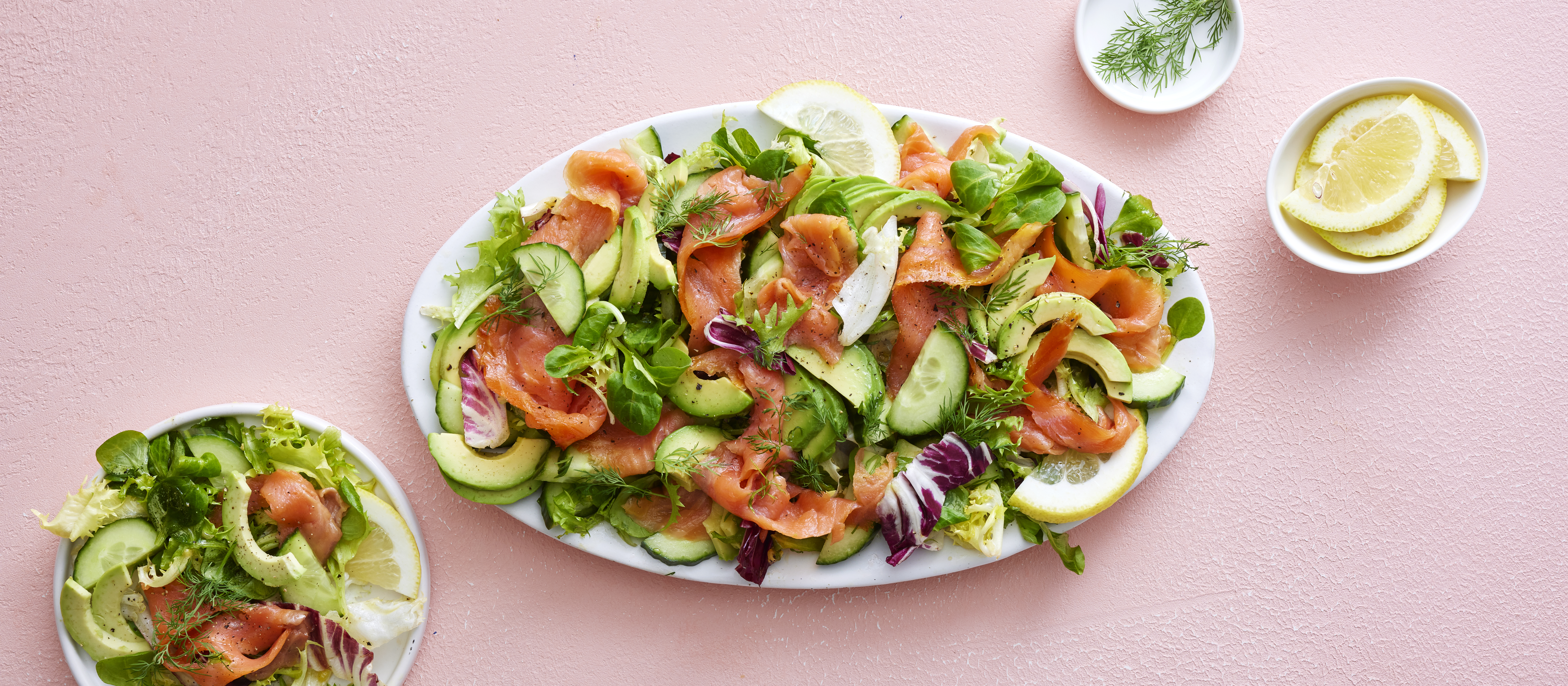 Kylmäsavulohi-avokadosalaatti