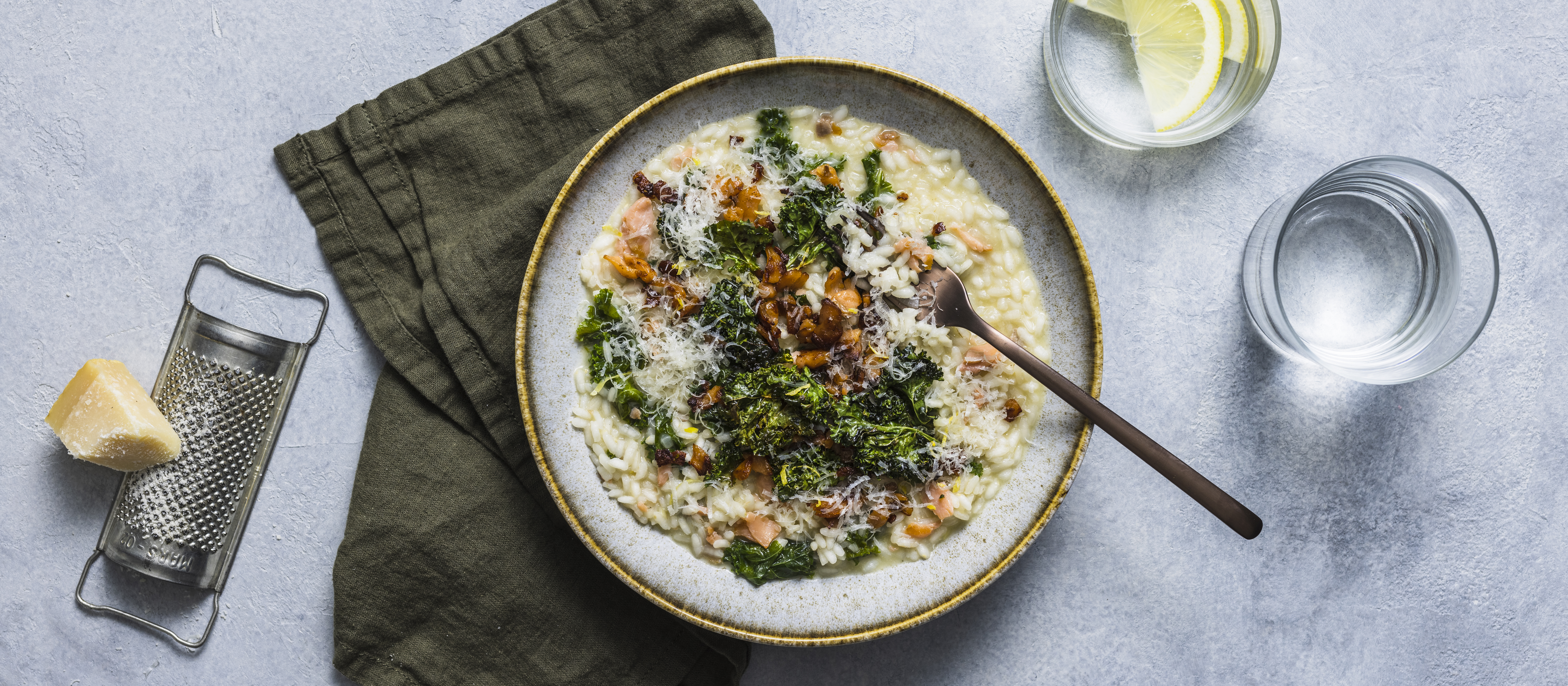 Lehtikaali-kylmäsavulohirisotto