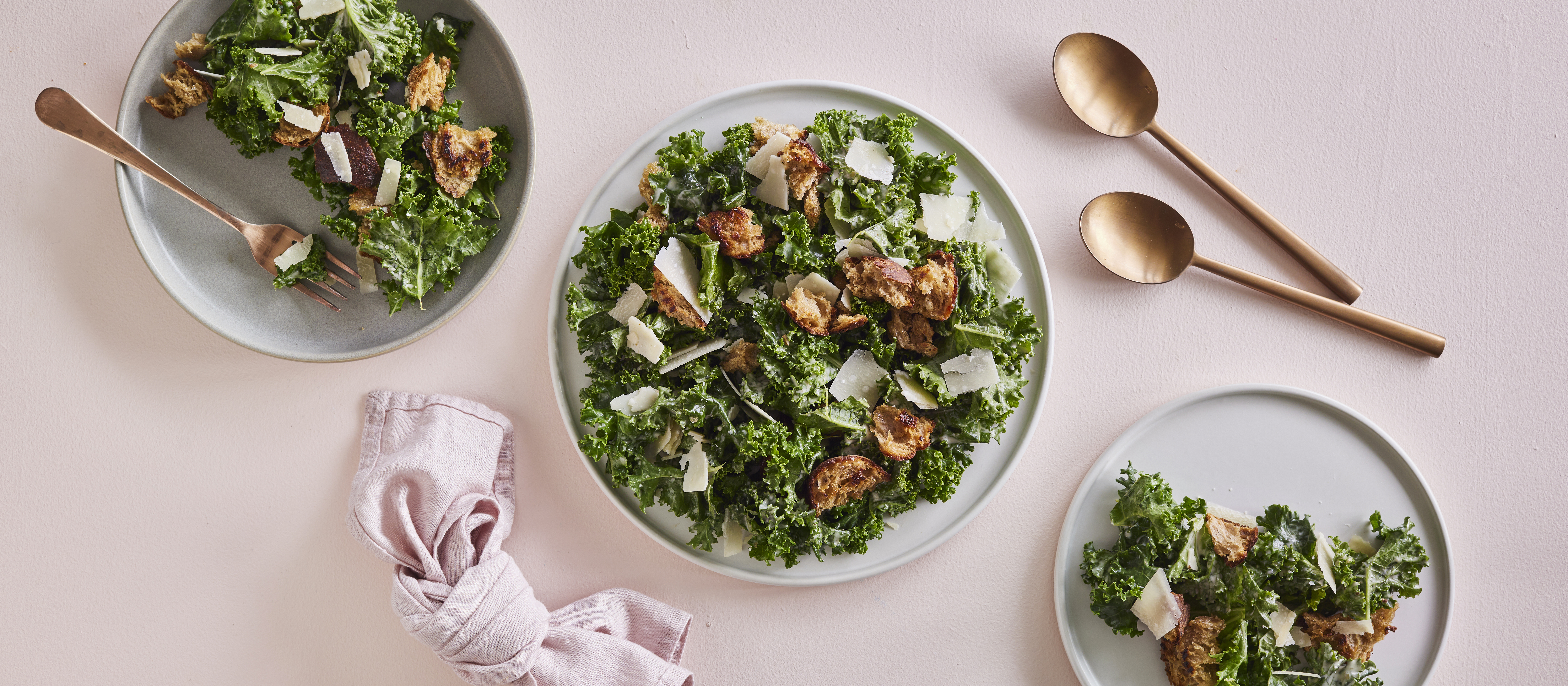 Lehtikaalicaesarsalaatti