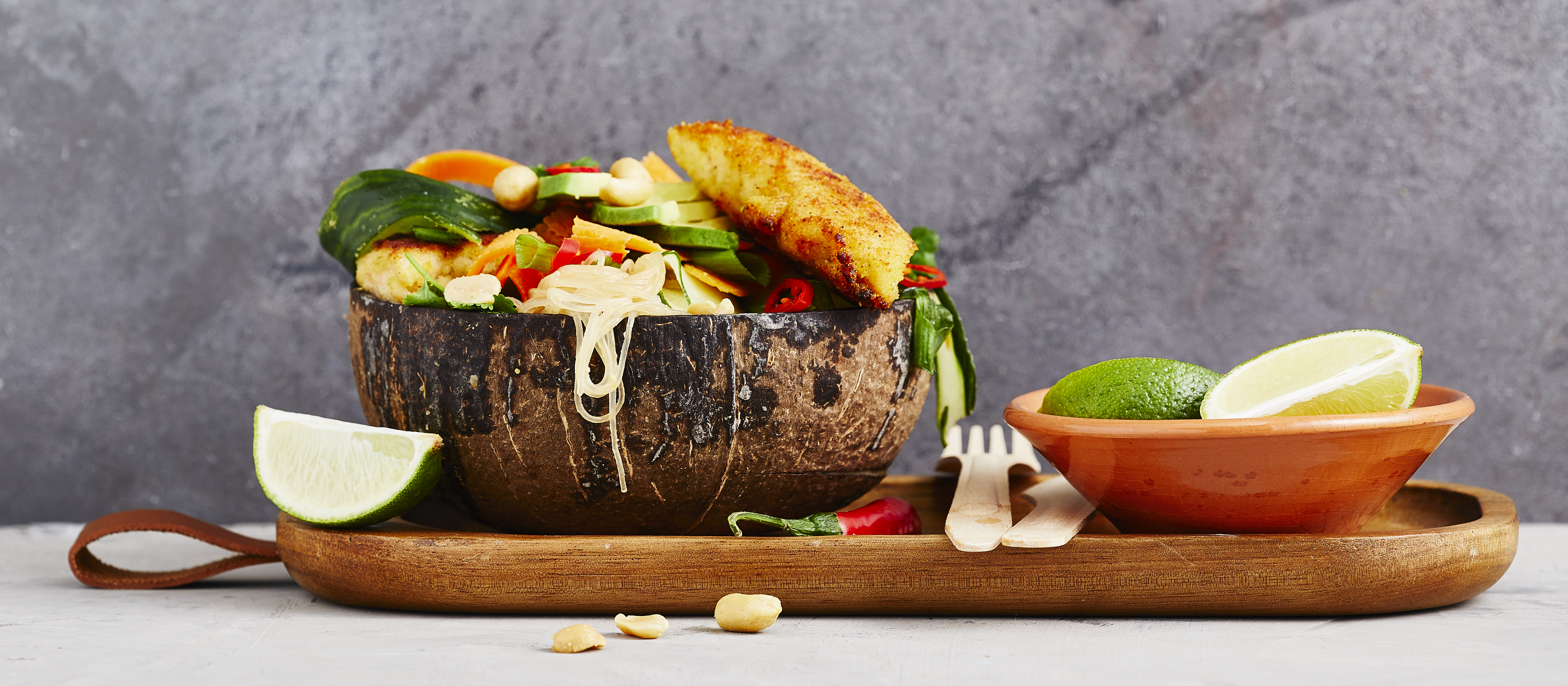 Maapähkinä-nuudelikulho