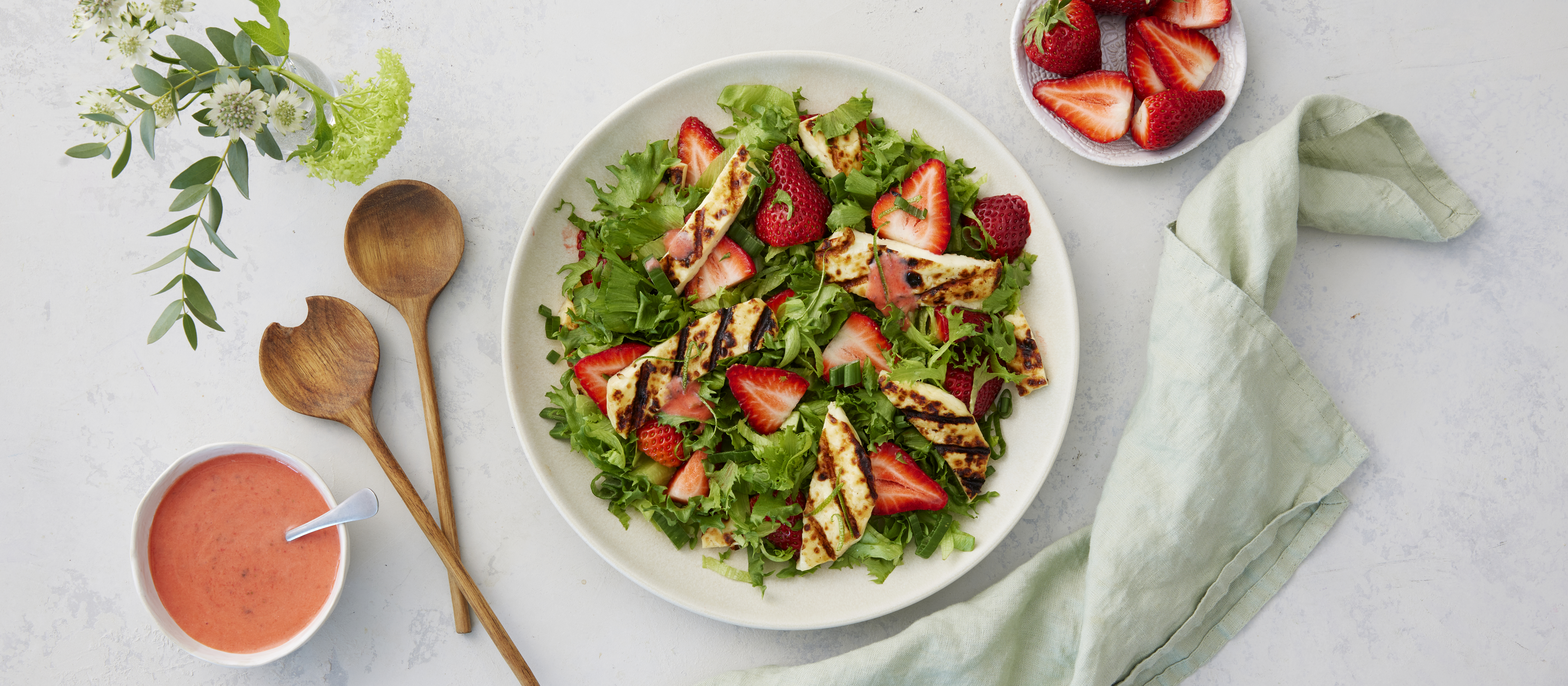 Mansikka-leipäjuustosalaatti