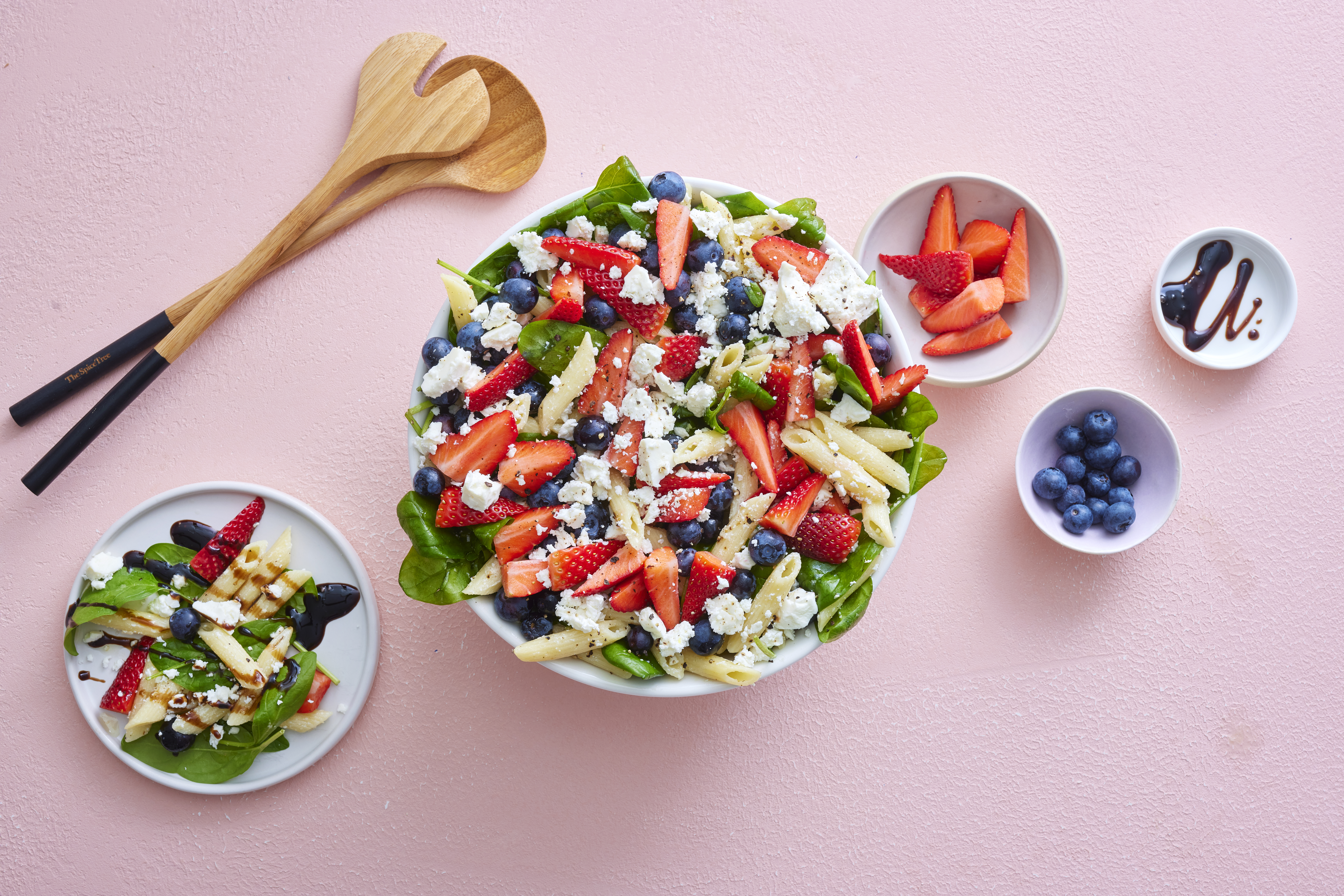 Marjainen feta-pastasalaatti