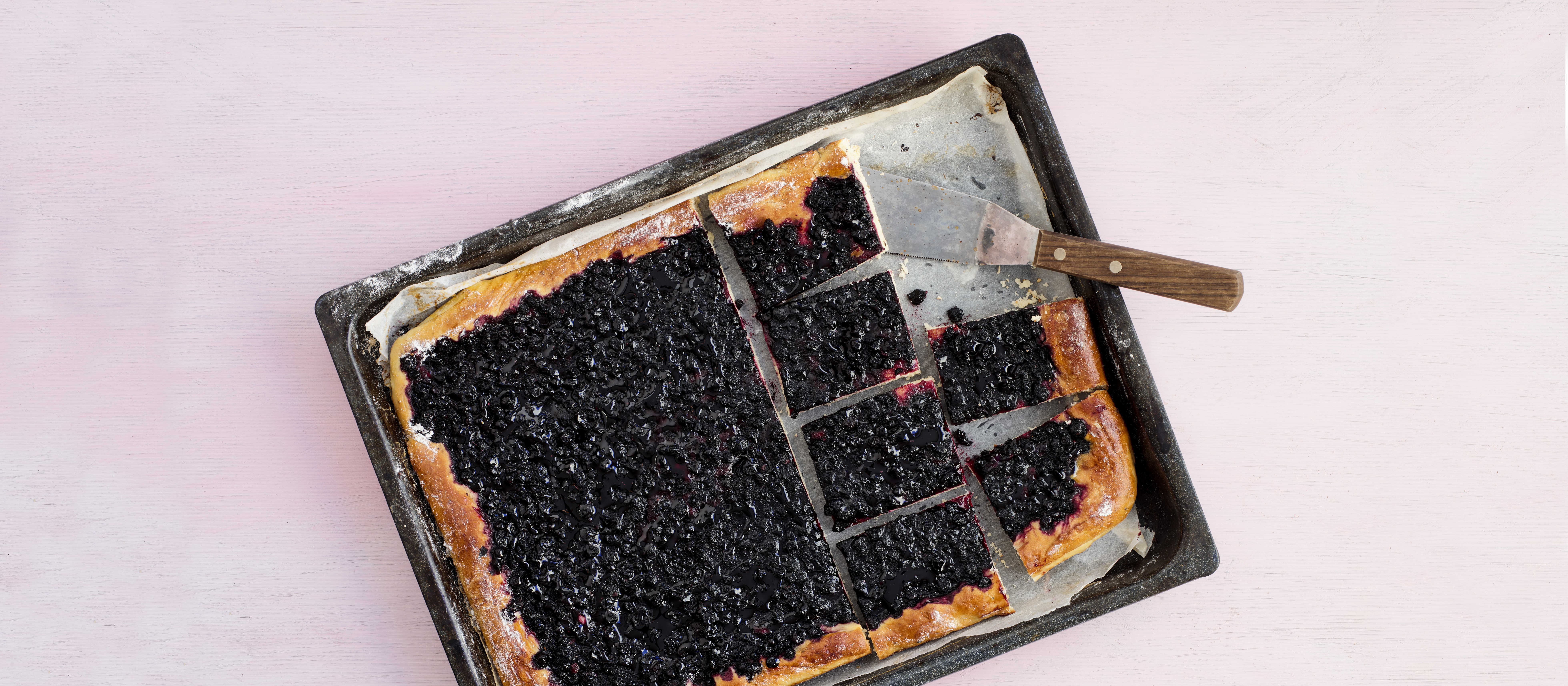 Mustikkapiirakka pullataikinasta