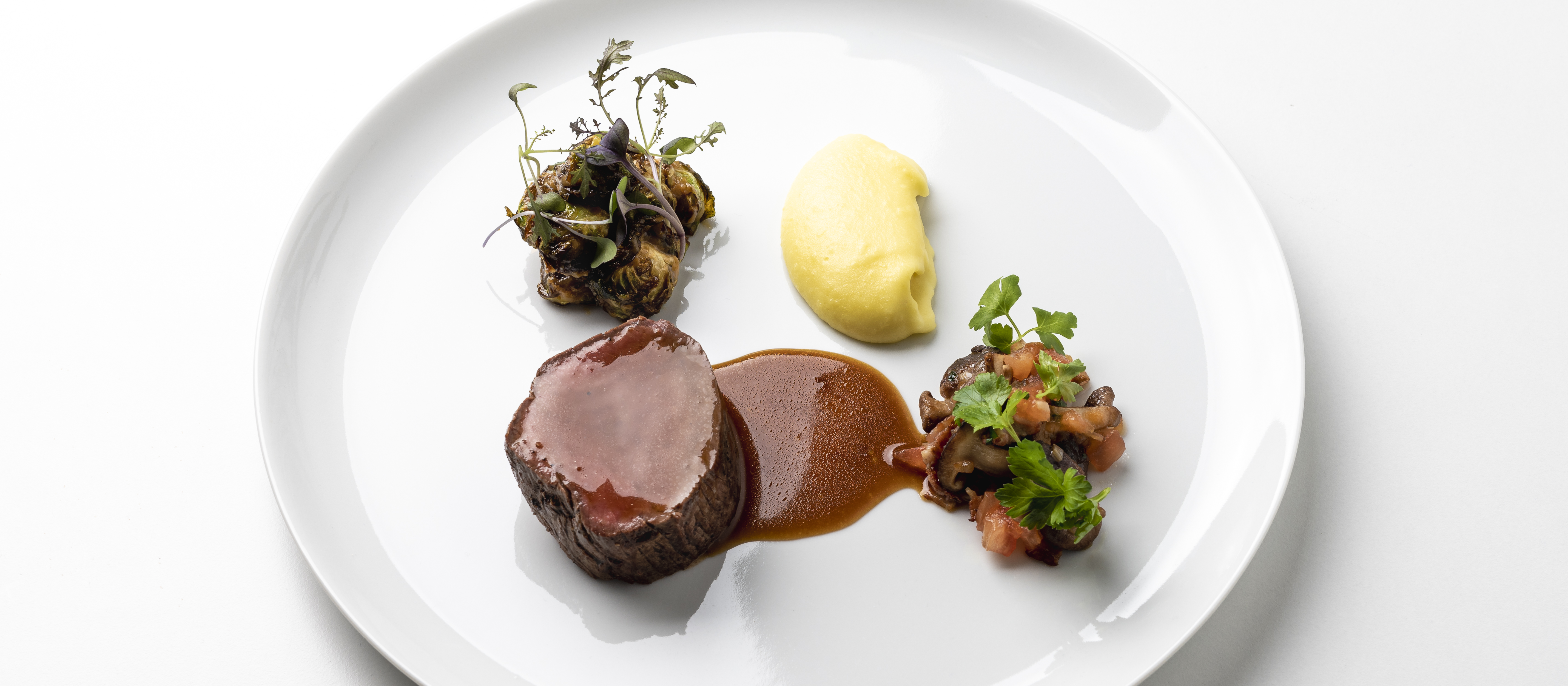 Naudan sisäfilee ja sitruunamisolla maustettua ruusukaalia