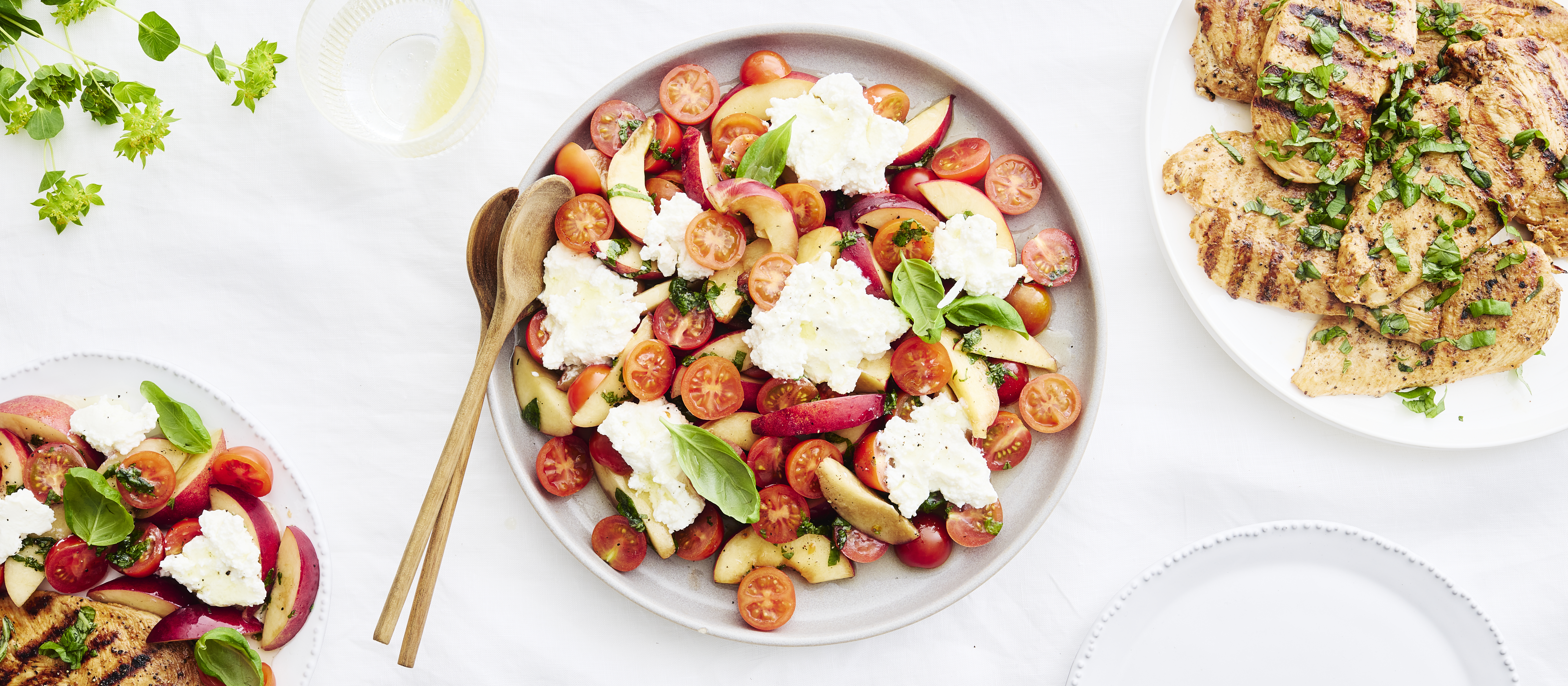 Nektariini-tomaatti-ricottasalaatti