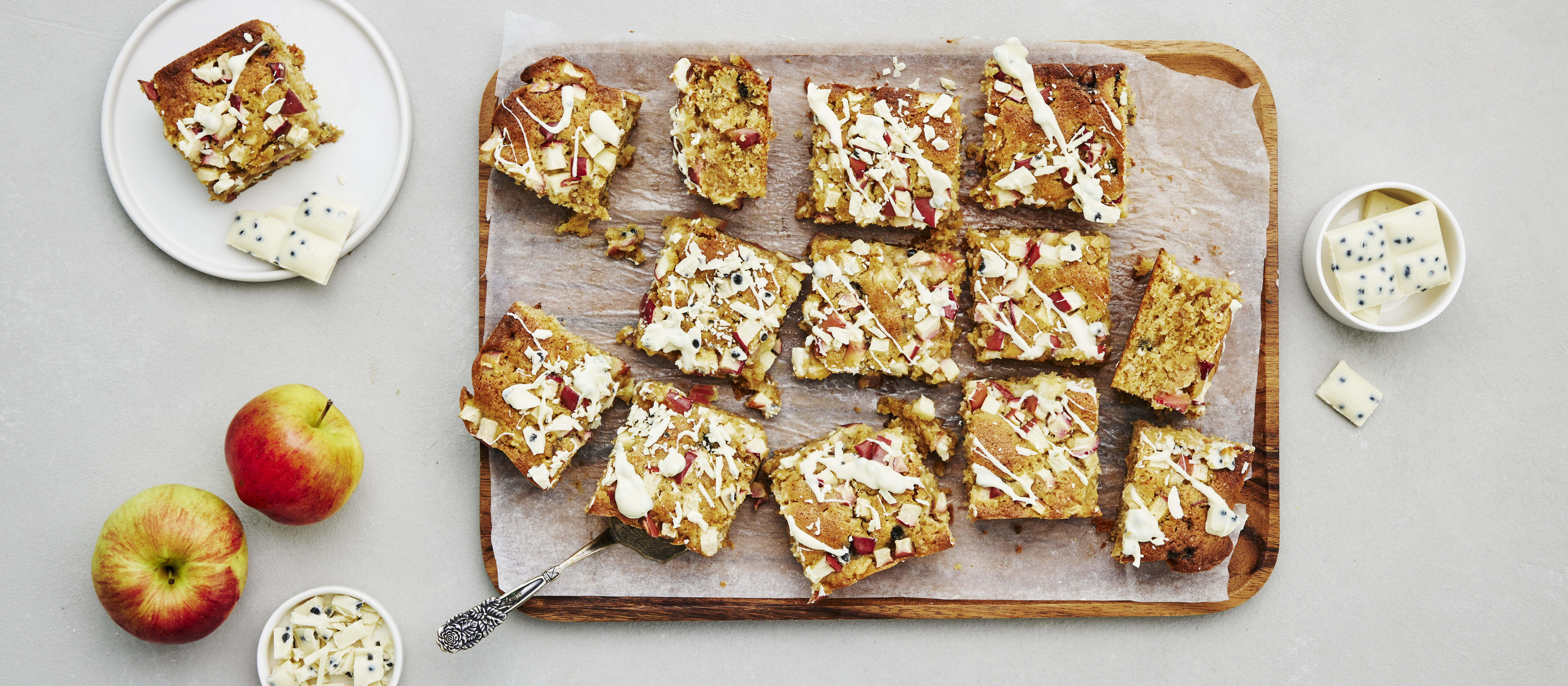 Omena-valkosuklaablondies