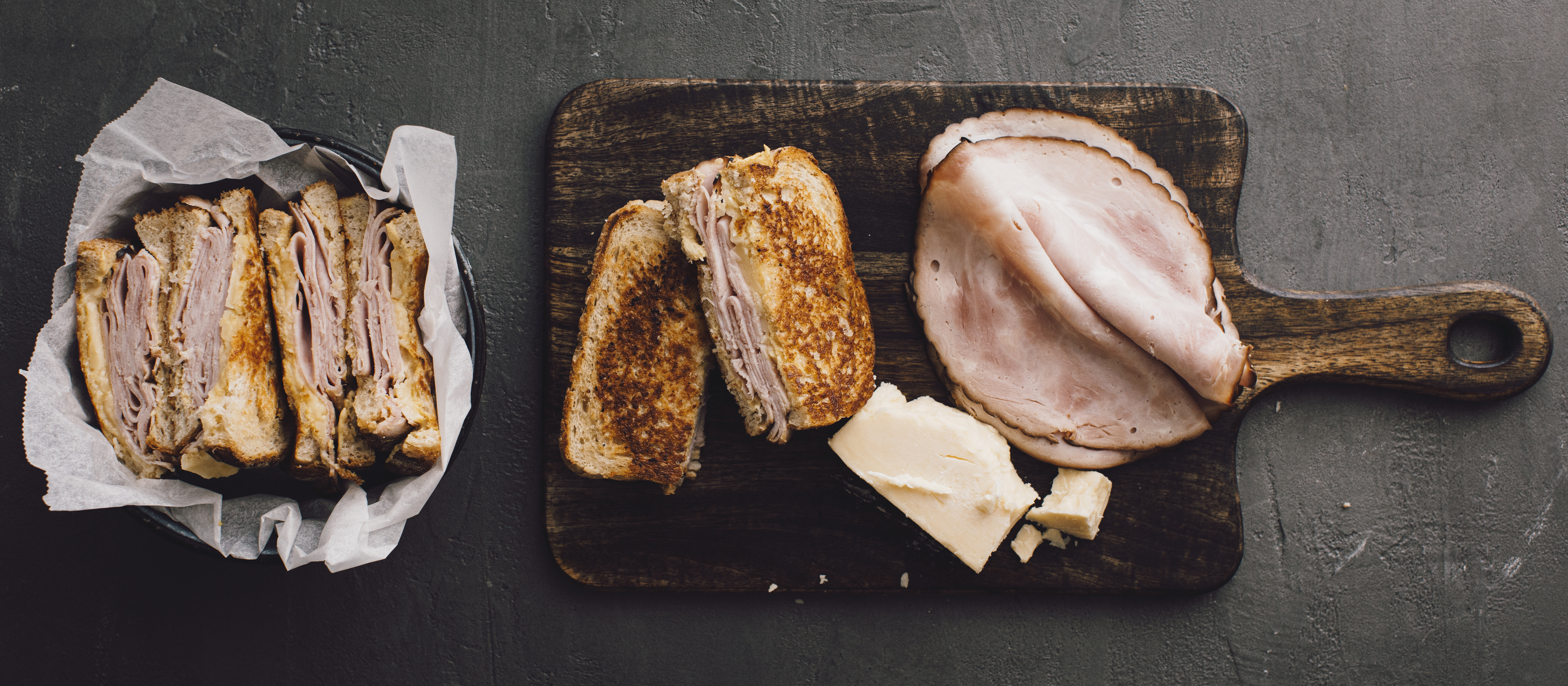 Cheese melt sandwich eli lämpimät kinkku-juustoleivät