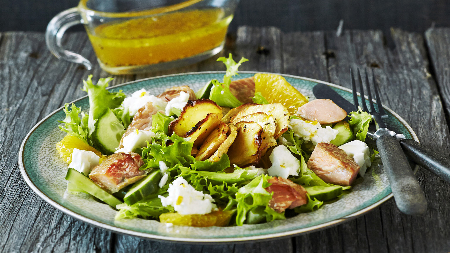 Palsternakka-lohisalaatti