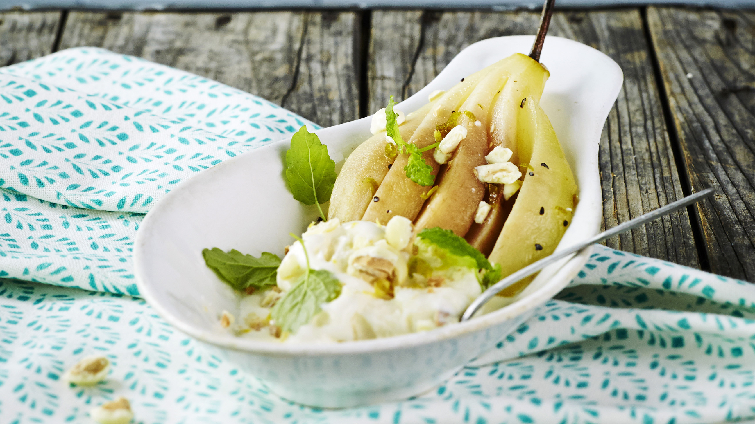 Marinoidut päärynät ja sitruunajäätelö