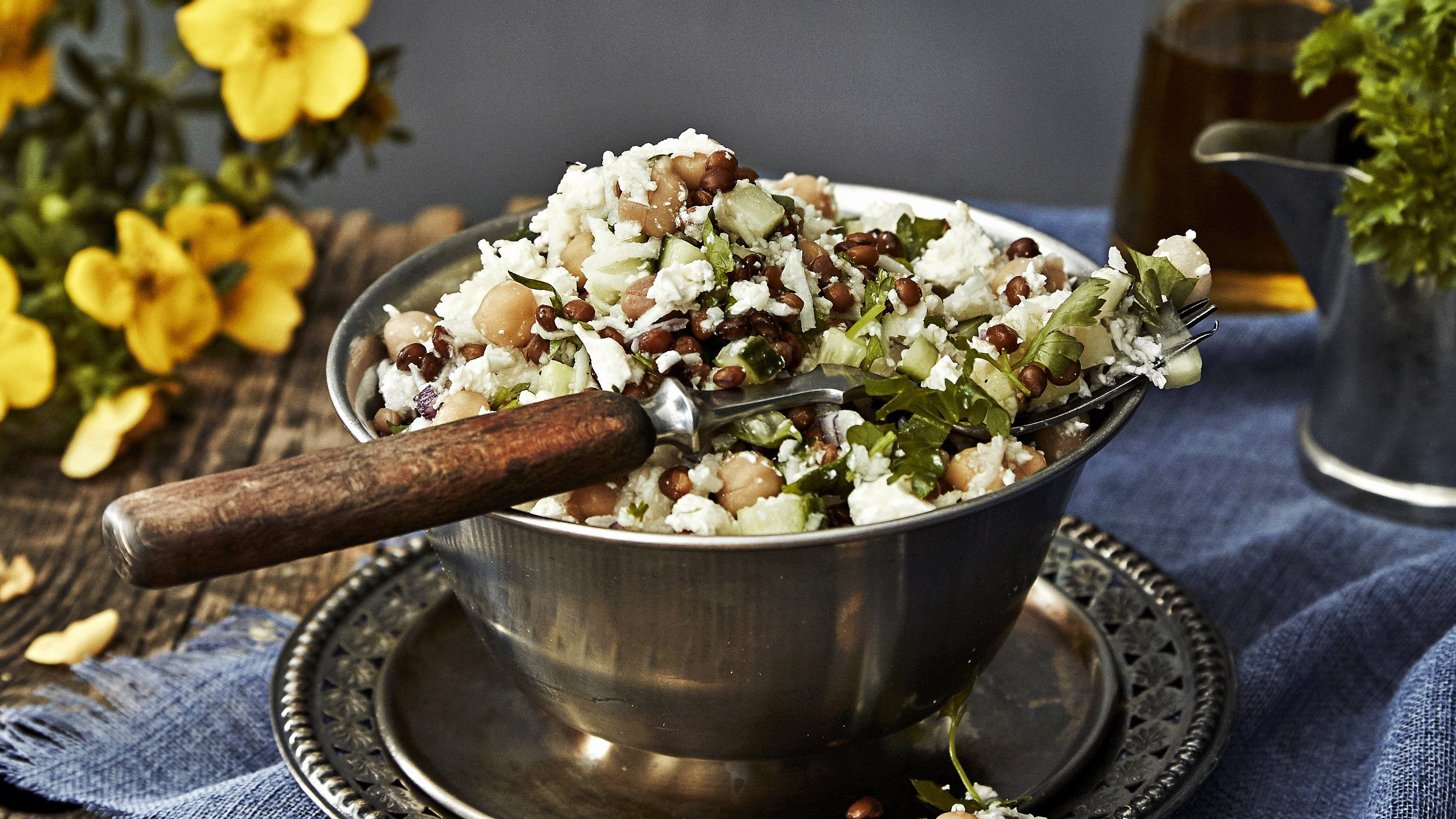 Kukkakaali-linssisalaatti