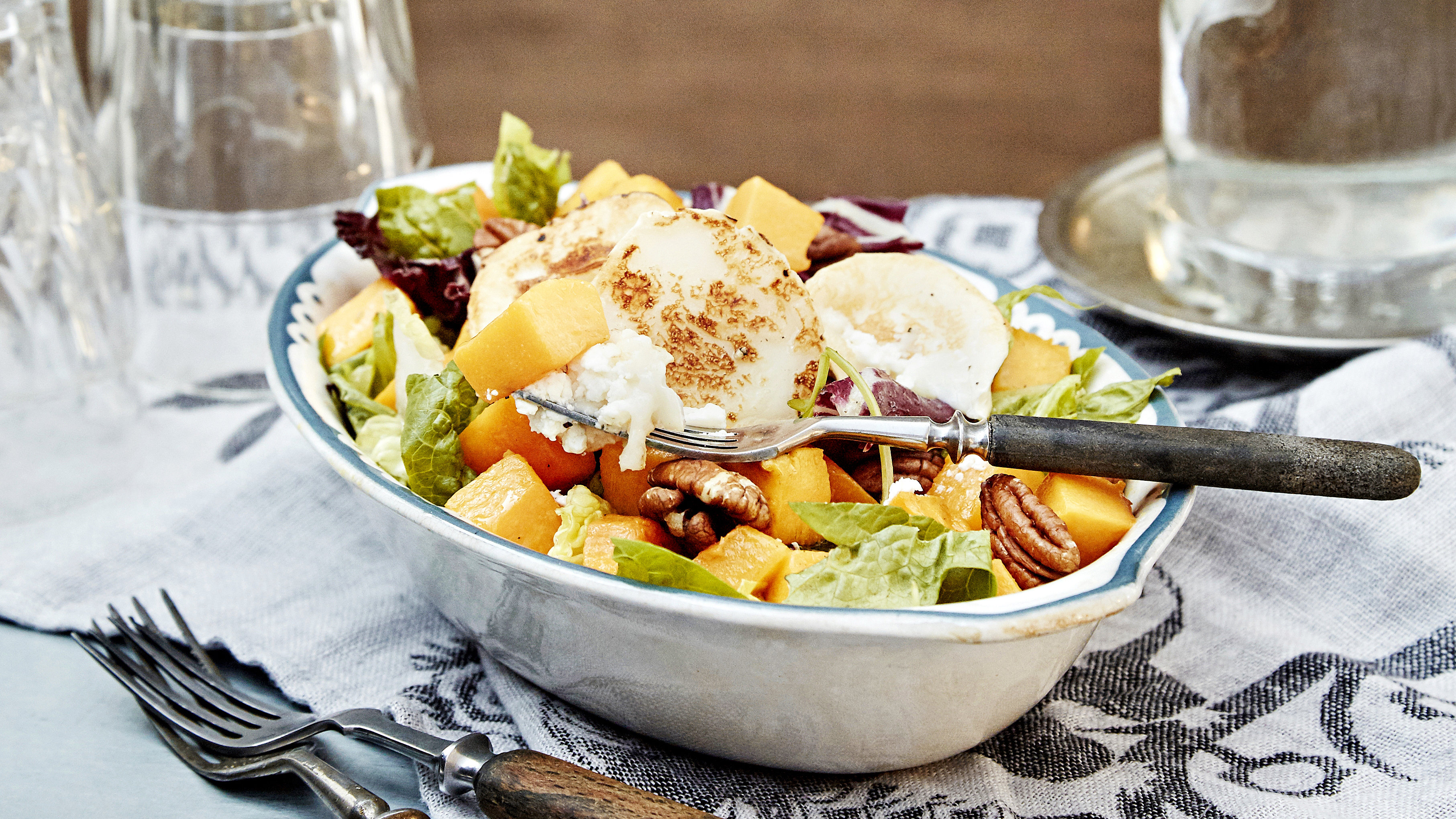 Vuohenjuusto-kurpitsasalaatti