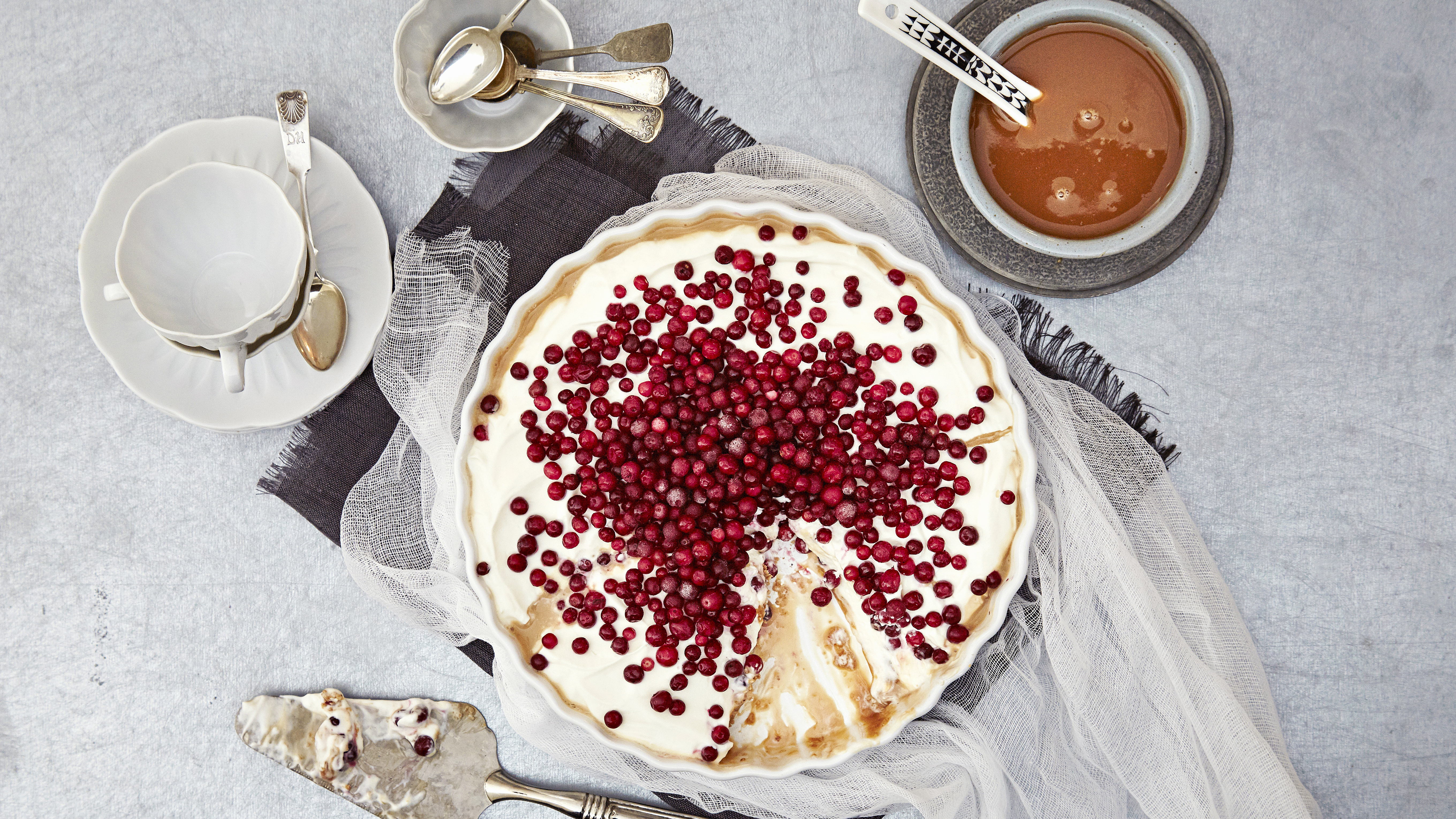 Puoloffee eli puolukka-toffeepiirakka