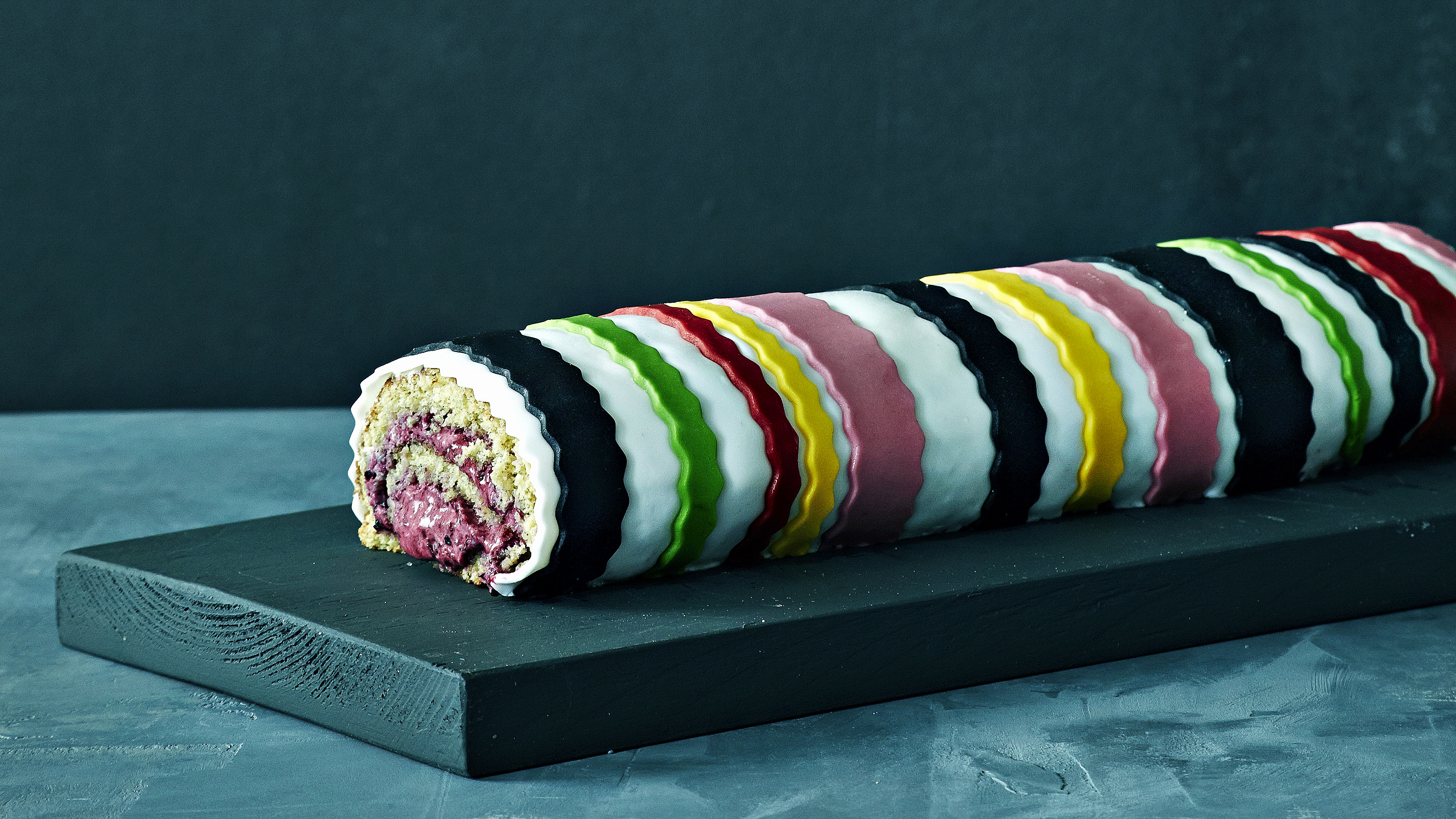 Raidallinen mustaherukkakääretorttu