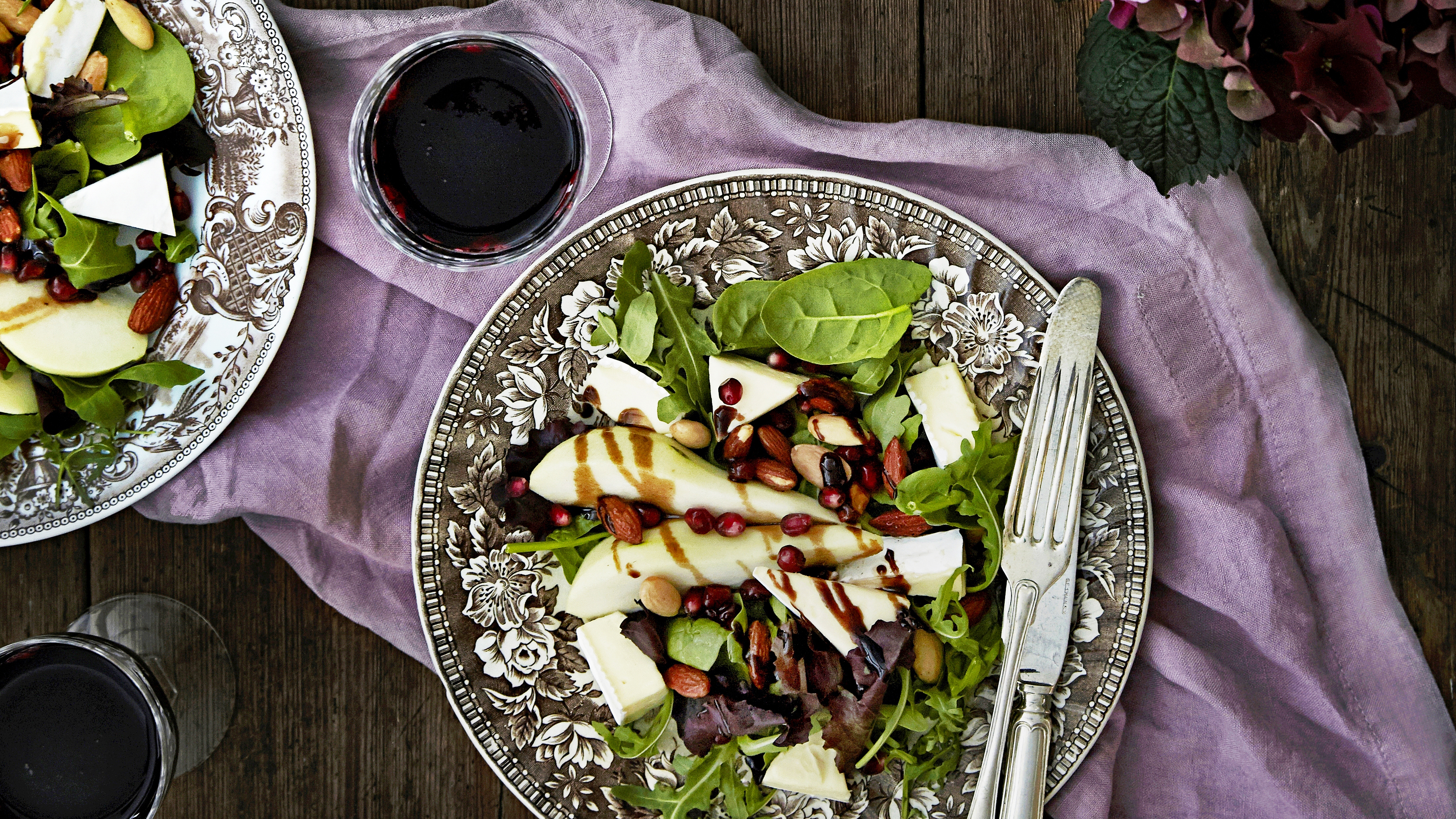 Brie-granaattiomenasalaatti