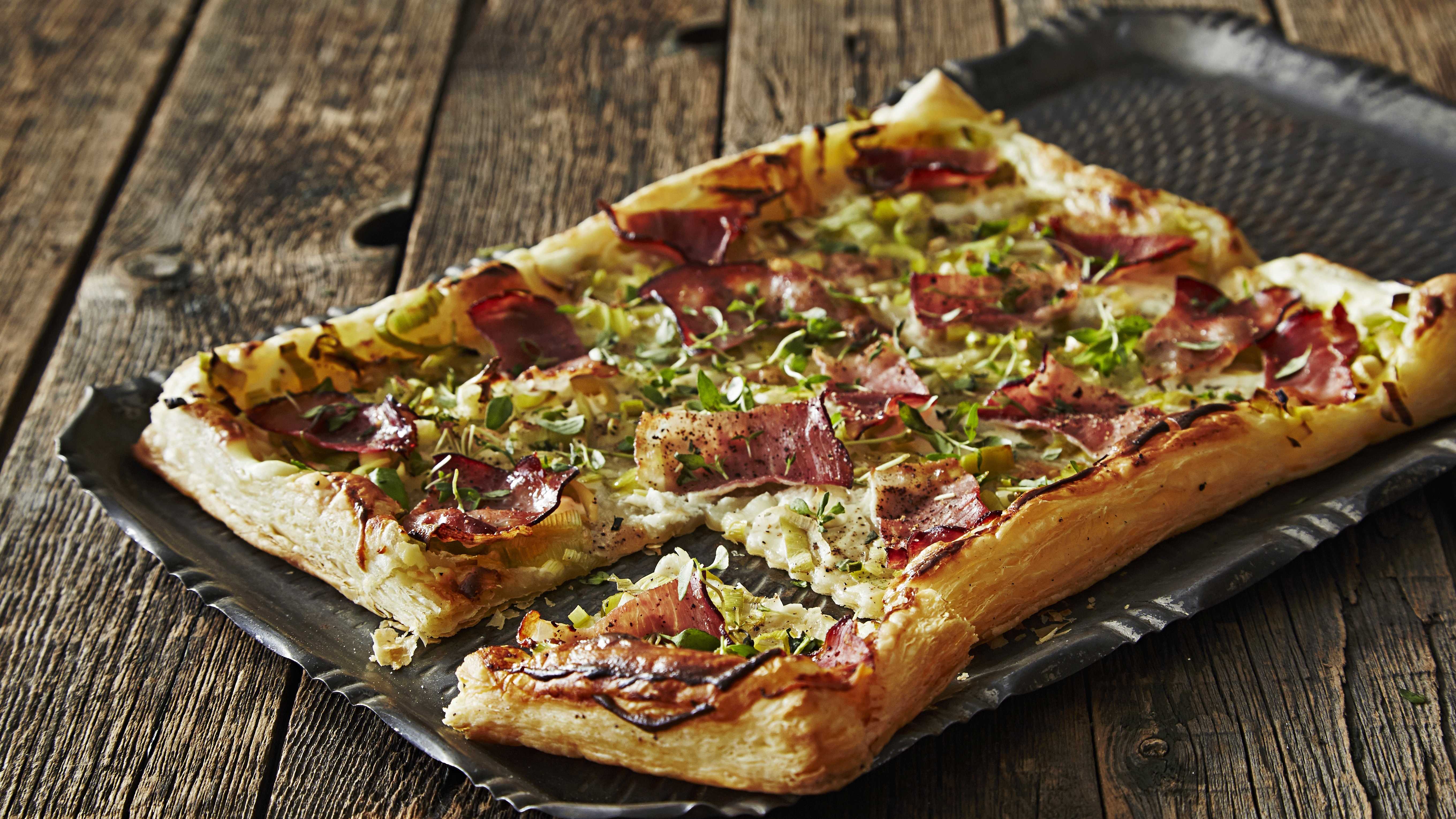 Lehtevä savukinkku-purjopiirakka