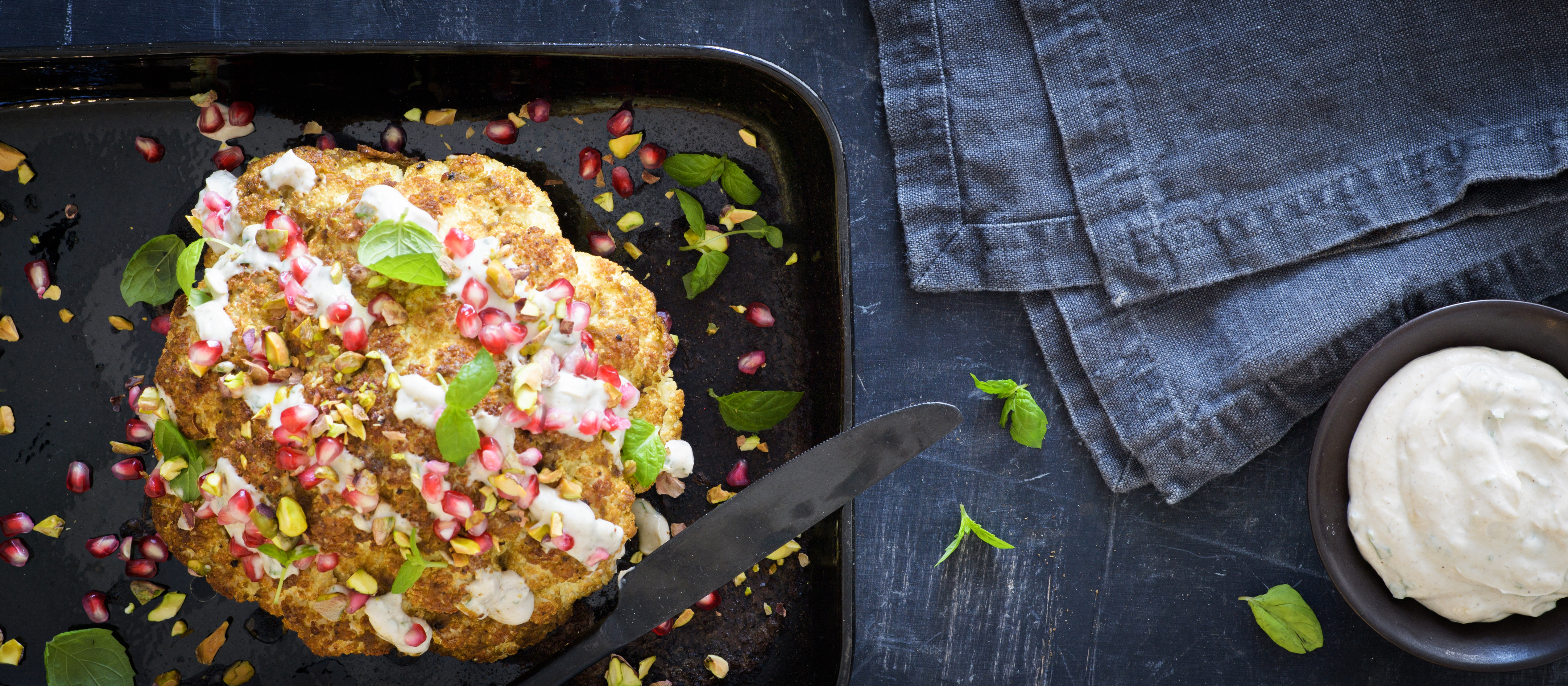 Kokonaisena paahdettu kukkakaali ja tahinikastike