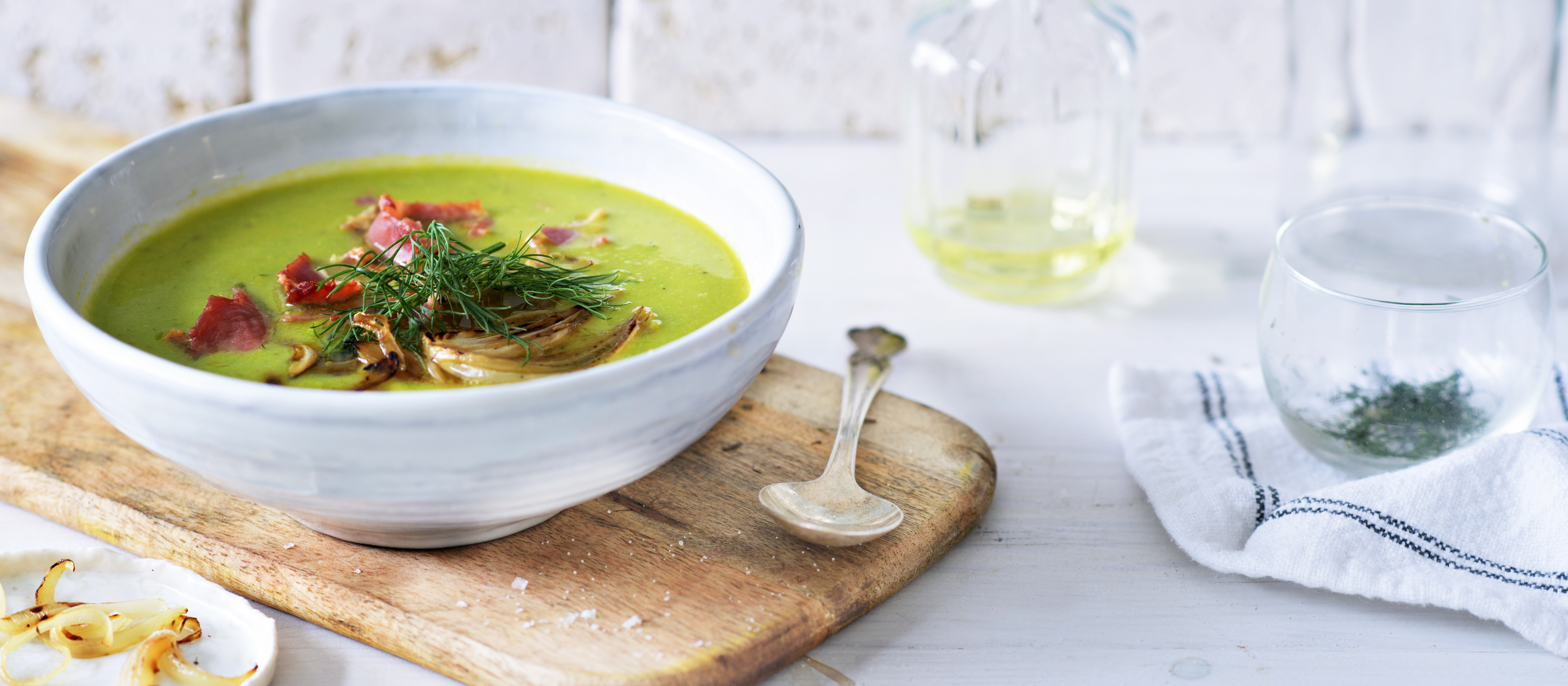 Tuorehernekeittoa, pekonia ja sipulia